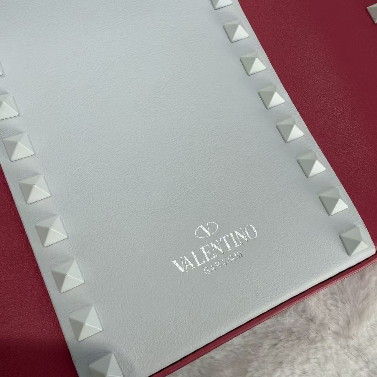 Valentino 鉚釘斜挎包 粉色系搖滾風格飾釘元素