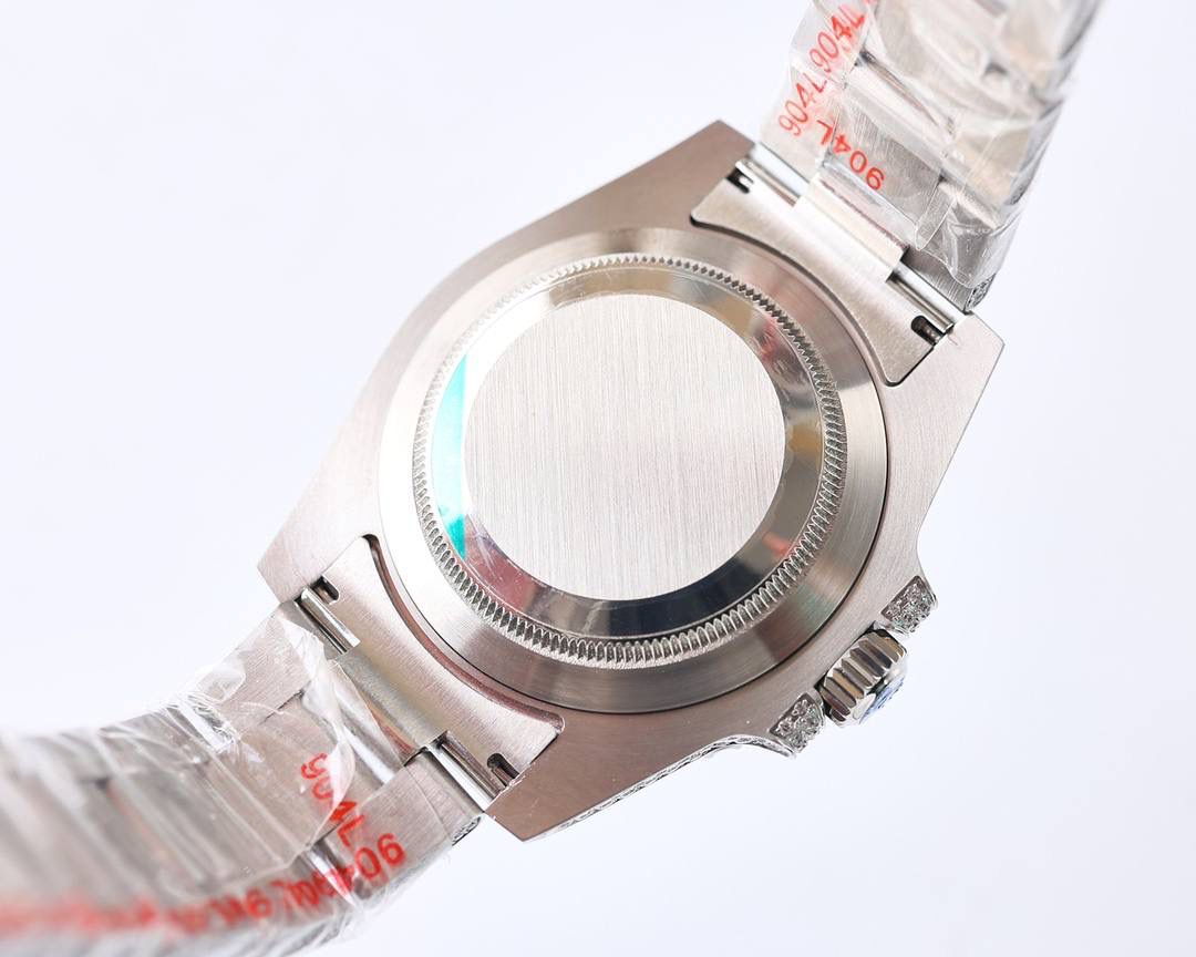 🎉🎉数量稀有 出完再无！她奢华至极，完美还原史上最昂贵的劳力士满天星腕：潜航者型密镶钻款！🎊🎊全表满镶嵌施华洛世奇钻石尽显精致美感，提升佩戴者的贵族气质。极致奢华身份的象征！花较少的钱，享受高大上的体验，难道不香嘛？ 【表壳】腕表尺寸40mm。采用德国顶级904L蚝式钢所制。表圈，表壳，表链都密集镶满最顶级的施华洛世奇美钻。尽量还原正品奢华至极的无敌质感。 【表带】采用904L蚝式钢打造，蚝式表带于1930年代末推出，由三排宽大、平整的链节组成，极其坚固，表链全身也整齐缜密的镶满美钻，效果光华四射。（另配送硅胶表带） 【机芯】采用经典ETC2836全自动机芯，性能极为稳定。 【镜面】蓝宝石镜面。超强夜光字面，字面颜色更细腻做出了与正品一致的视觉效果！ 🍻 上手震撼尊贵非凡、供表友玩家鉴赏！