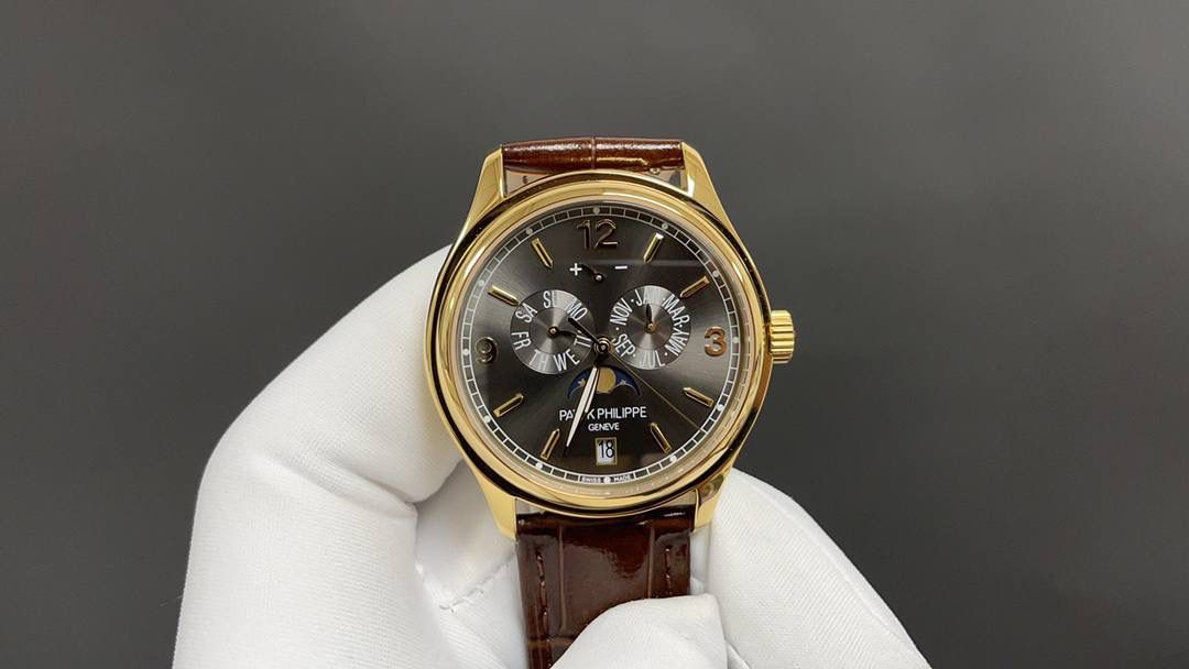 🌐新款到货🌐 百达翡丽最热门款式，PP复杂功能计时系列5146R 5147。功能方面的巧妙构思，外观上的合理布局，以及优越的机芯性能，无一不体现出百达翡丽大师们的独特设计，一件经典的艺术品。 采用39mm表盘直径，高性能Cal.324自动机械机芯，具备年历，日期，月份和月相显示功能，提供了强大的时间衡量功能，表盘设计中心大秒针，是时间易于读取。 相信这样的一款腕表会是很多爱表人士所梦寐以求的，但是就如它水中月的意象一样，可遇而不可求，所以，如果有个机会出现在你面前，那么就好好珍惜吧。