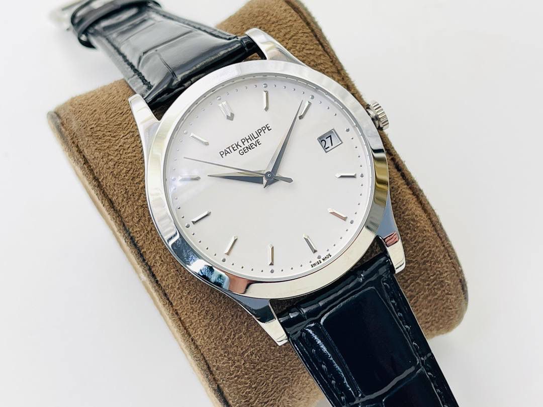 经典再续 百达翡丽古典表系列——5296-001．铂金V4升级版🤩😍细节方面： 1⃣️全新904L打造整体壳套，完善表壳细节，提升打磨质量，独家还原出正品的完美比例和特有质感。日历窗口改大小与正品一致，而非普通正常窗口！ 2⃣️刻度，指针采用最新的贵金属电镀技术加持，效果更佳出彩！ 3⃣️“锅盖型”微凸蓝宝表镜，版型与正品一致，效果通透，辨时清晰。 4⃣️【引领一体机时代】采用定制版Cal.9015改324机芯，超薄稳定性强！ 5⃣️【表带】经典意大利小牛皮表带，纹路清晰，质感上乘。针式表扣打磨齐整光亮，通用原装无压力。