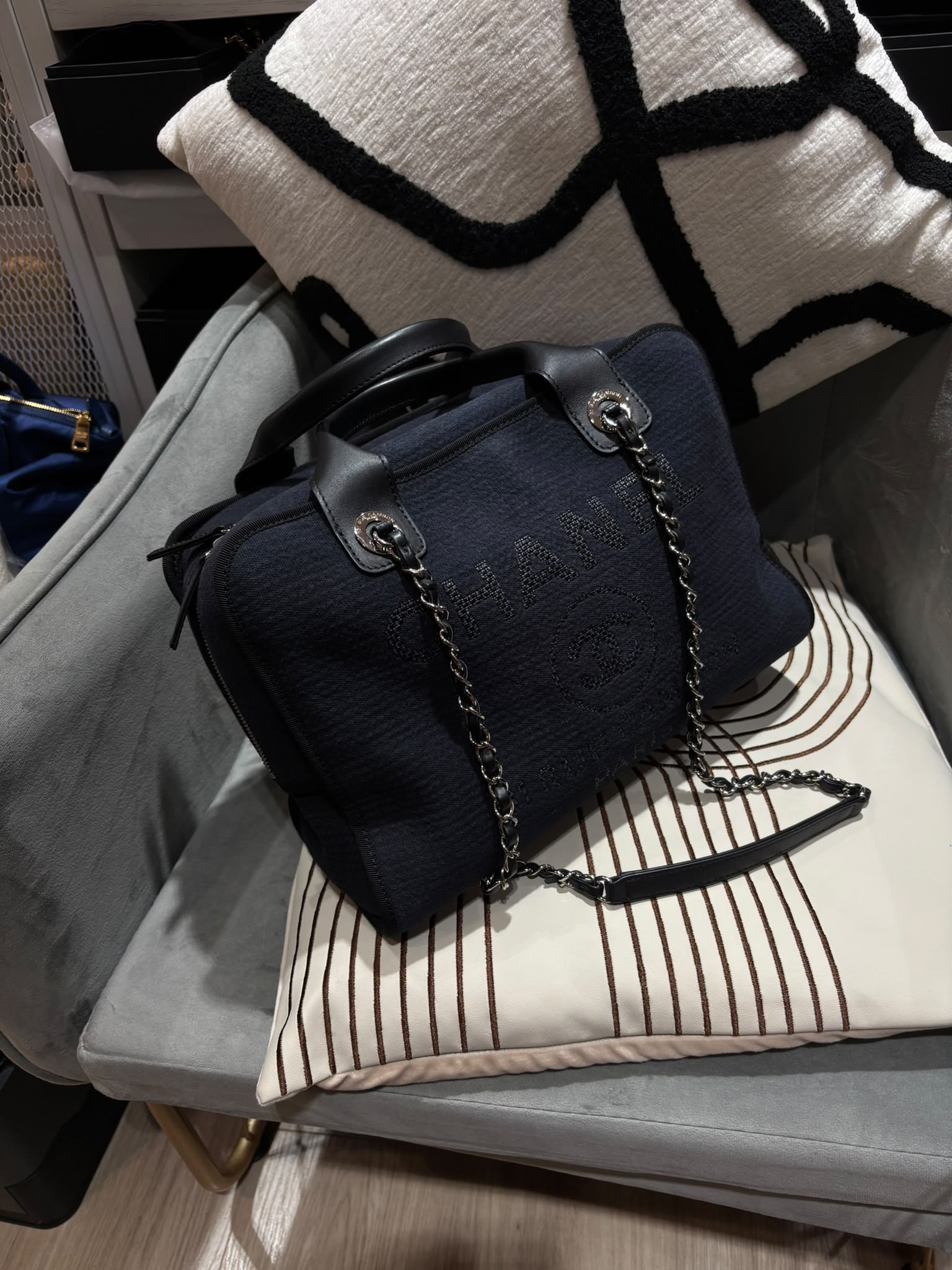 Chanel deauville Boston bag  Navy 100%Authentic,98%new  ✅晶片✅Dust bag 