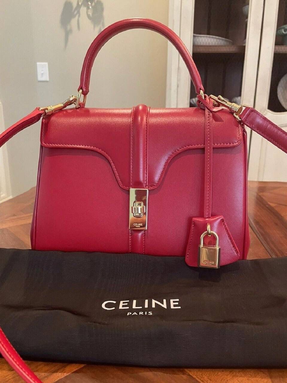 🔥大货实拍图 𝗖𝗘𝗟𝗜𝗡𝗘 ♥️ 𝟭𝟲迷你手袋 型号：197983 尺寸：17.5*14*7cm 𝑪𝒆𝒍𝒊𝒏𝒆经典百搭的16系列～爱了爱了😘缎面牛皮搭配金色扣子和锁头，高级感复古感十足～斜挎手提都很有态度！