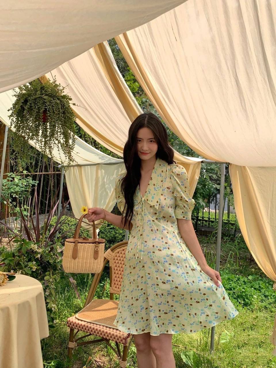 🈶棕色 𝗠𝗶𝘂𝗠𝗶𝘂藤编款 好喜欢编织风的清新与浪漫 满满都是梦幻般的高级感 这款小篮子独特的甜美气息 真的嗲爆了！纯手工编织配小巧精致的包型 超级让人着迷～ 随手拎着夏日感直接拉满 去野餐或海边度假，更是绝绝子 miu女孩们菜篮子的季节来咯 快来买它！ 15×20×8.5cm #F0030m