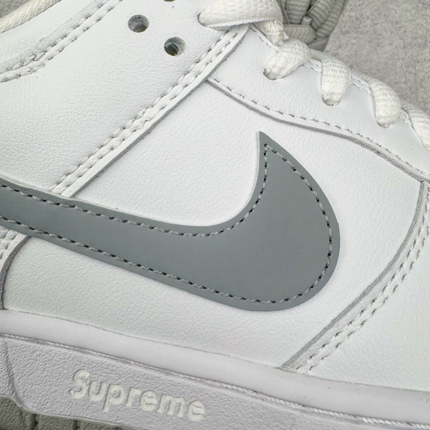 Supreme x Nike SB Dunk Low 94 Metallic Silver HQ8487-100