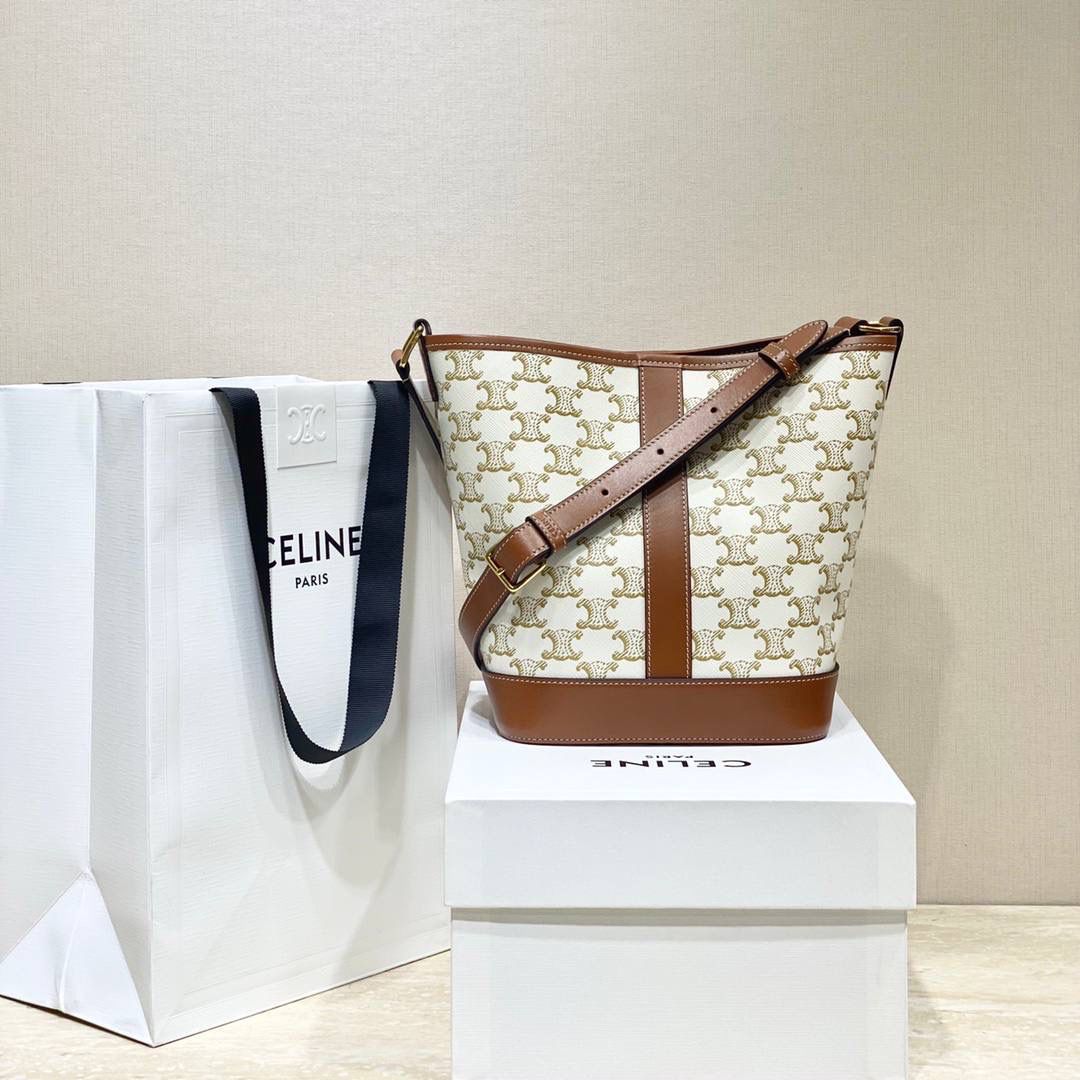 🔥大货实拍图 𝗖𝗘𝗟𝗜𝗡𝗘 ♥ 𝗧𝗥𝗜𝗢𝗠𝗣𝗛𝗘 𝗖𝗔𝗡𝗩𝗔𝗦小号水桶 多少年都不会倦怠的经典与复古设计，可以说是品牌标志性收藏款了，型号：191442 尺寸：30*22*13cm。