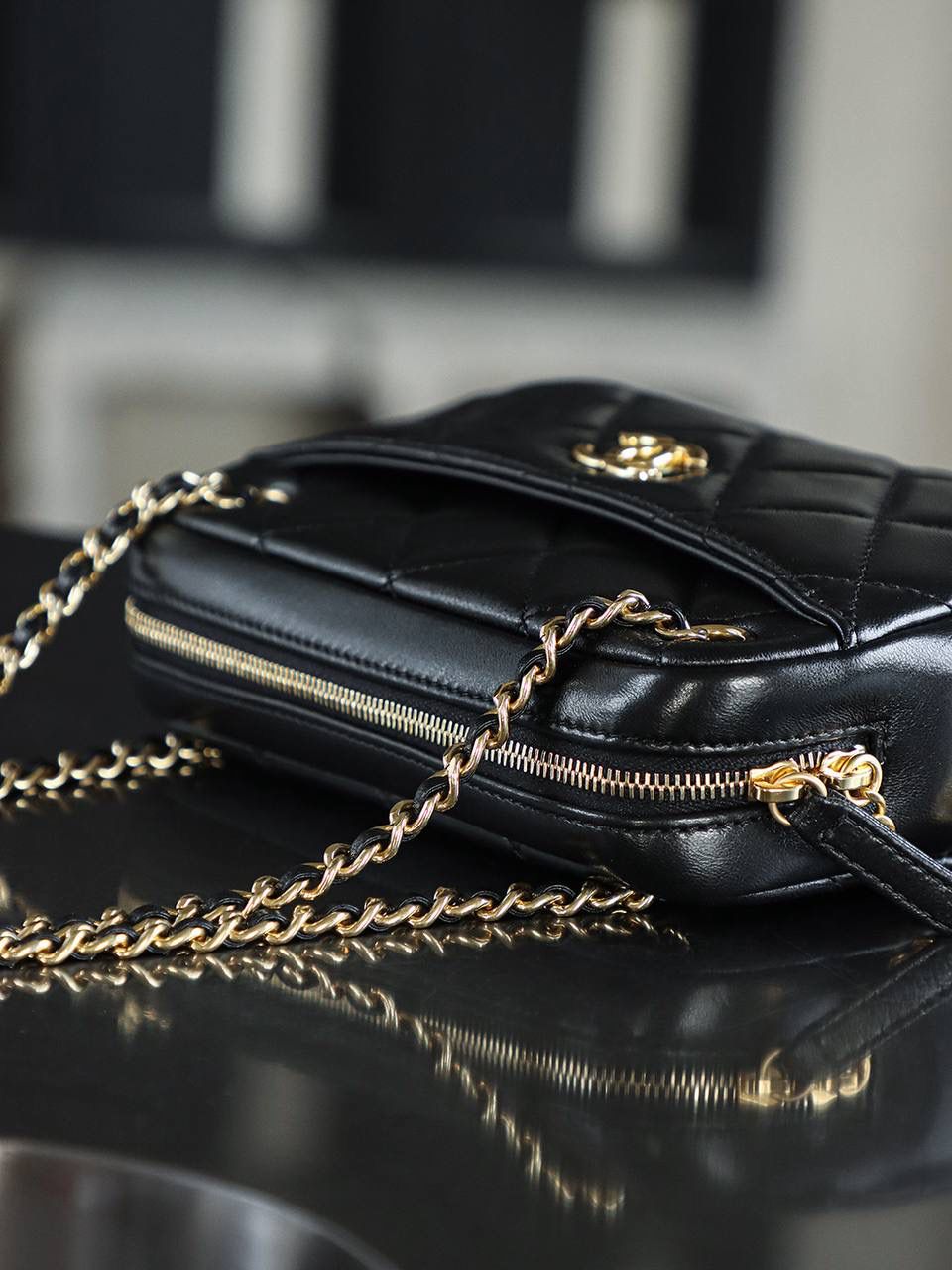 24K金幣相機包小號鑒定版👜 一包一碼 支持全球鑒定查驗身份證原廠專G 方框GR皮料過關清單資料可査詢 金幣相機包的設計靈感源自復古相機，其方正而圓潤的輪廓，猶如一臺精緻的老式相機，散發著濃郁的復古氣息，小號太有小千金的精緻優雅感了！ 五金：厚镀24k复古金 皮料：GR原厂小羊皮 尺寸小号：12*18*7cm 中号：19*24*9cm