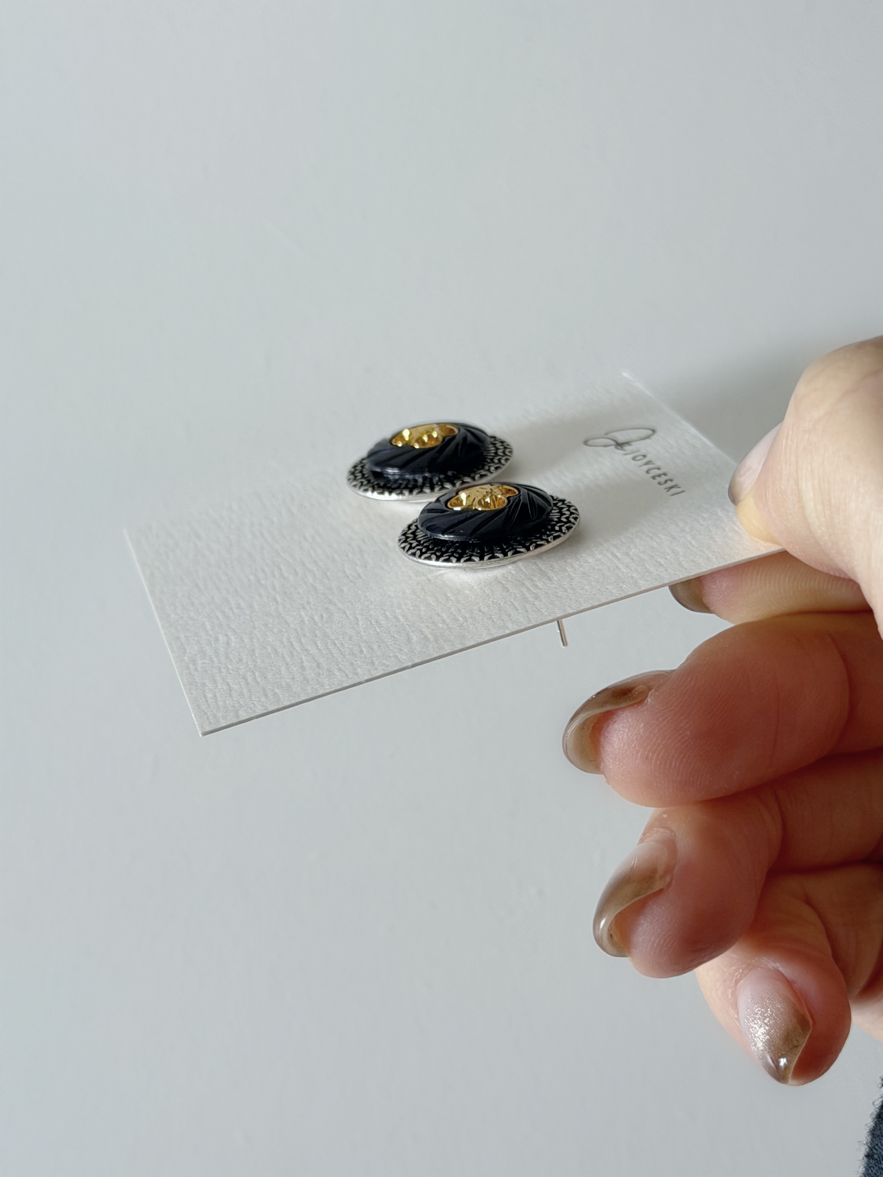 英國金屬壓花RUFFLE裙邊鈕扣耳環/黑銀