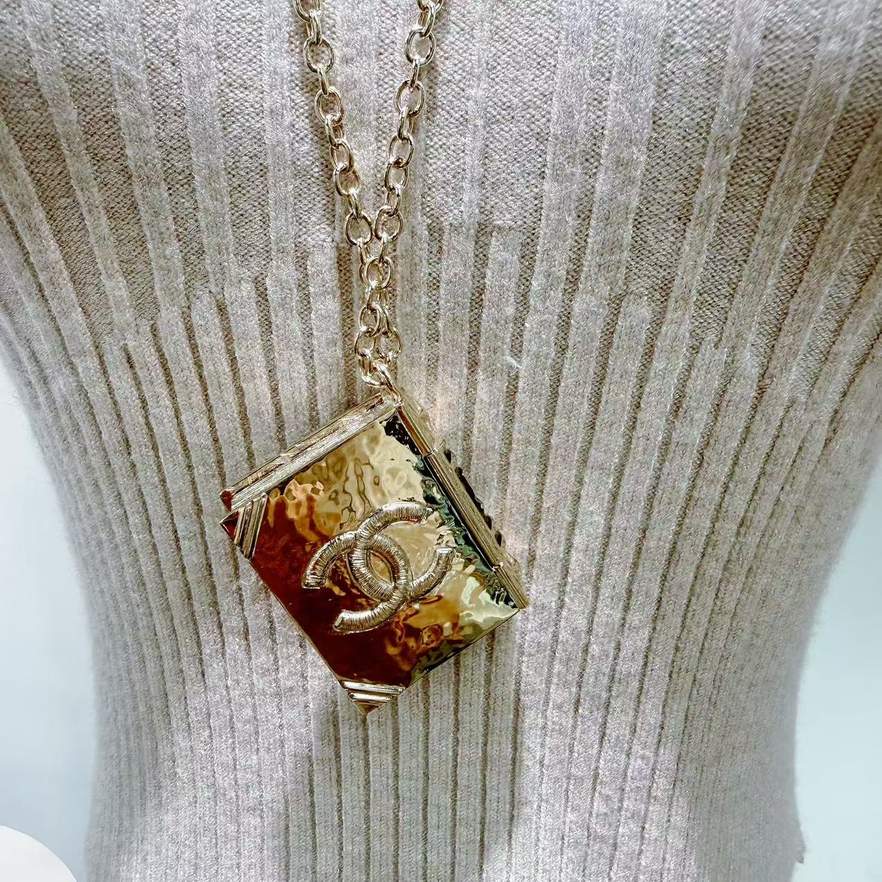 Chanel 黑金獅子書頸鏈