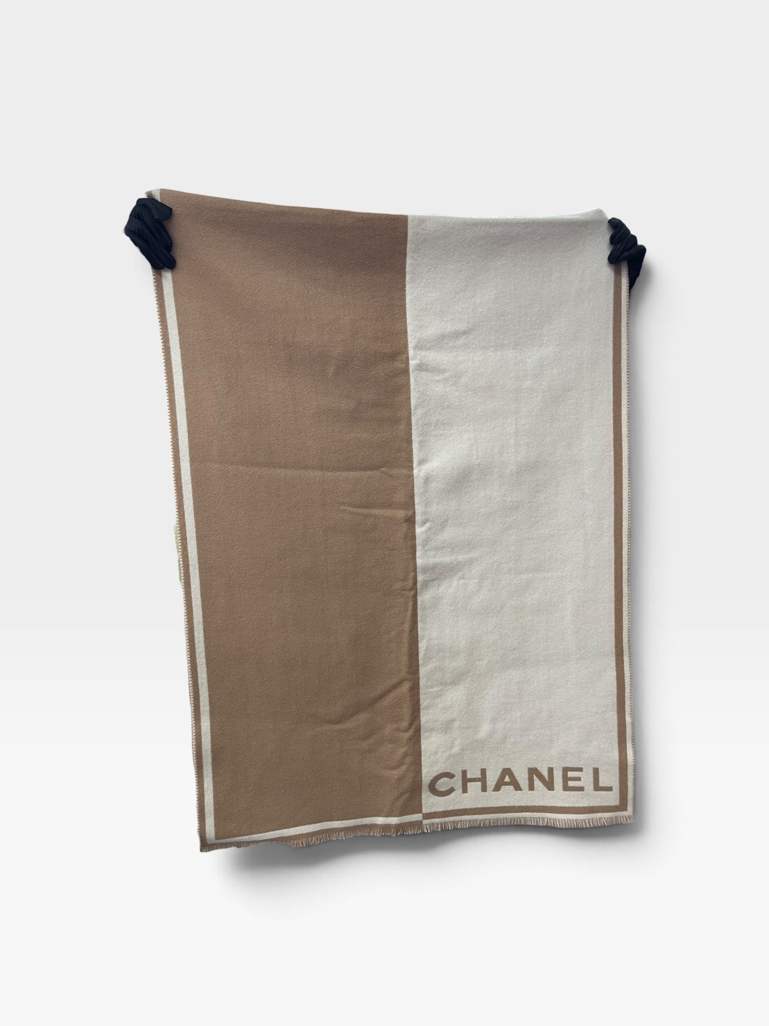 Pre-Owned CHANEL Cashmere CC Fringe Stole Beige White / Product Code: 090201