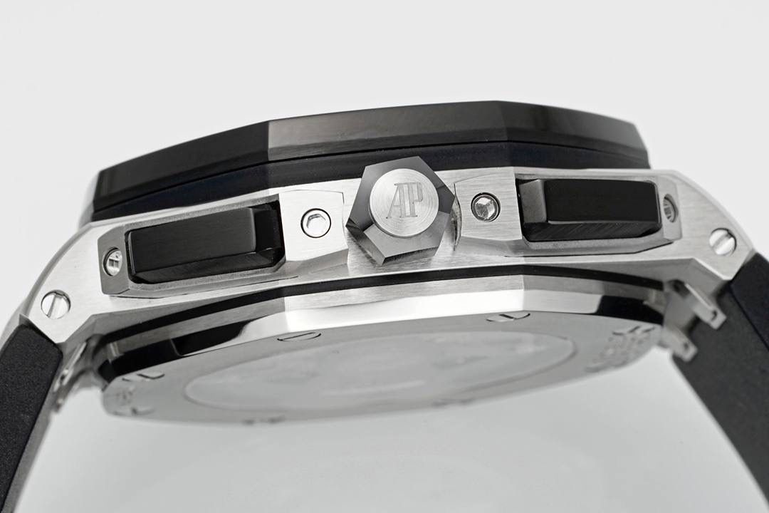 独家开发爱彼皇家橡树离岸系列26420，购入原装1.1打造💯🔥全表采用德国最新cnc技术，每个细节都同步原装，表带表扣通用原装技术实现快拆技术可同原装互换，字面采用最新款纵横格纹面，上手霸气豪华，机芯使用最强丹东机芯外观复刻原装4401机芯实现正面反面与原装难分雌雄。首批数量有限先到先得。首批颜色分别为，1，玫瑰金熊猫眼，2，最火沙漠黄烟熏盘，3，经典蓝盘白眼，4灰盘蓝眼睛，5，经典百搭白熊猫。