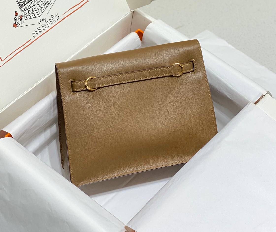 『威马犬米色·金』 ‘’Kᴇʟʟʏ ᴅᴀɴsᴇ • Evercolor 🎀 时尚圈就是一个圆！ 最厉害的就是六种背法： 斜背、侧背、肩背、腰包、背包、手包 集美们一定要安排起来‼️ 22Cm