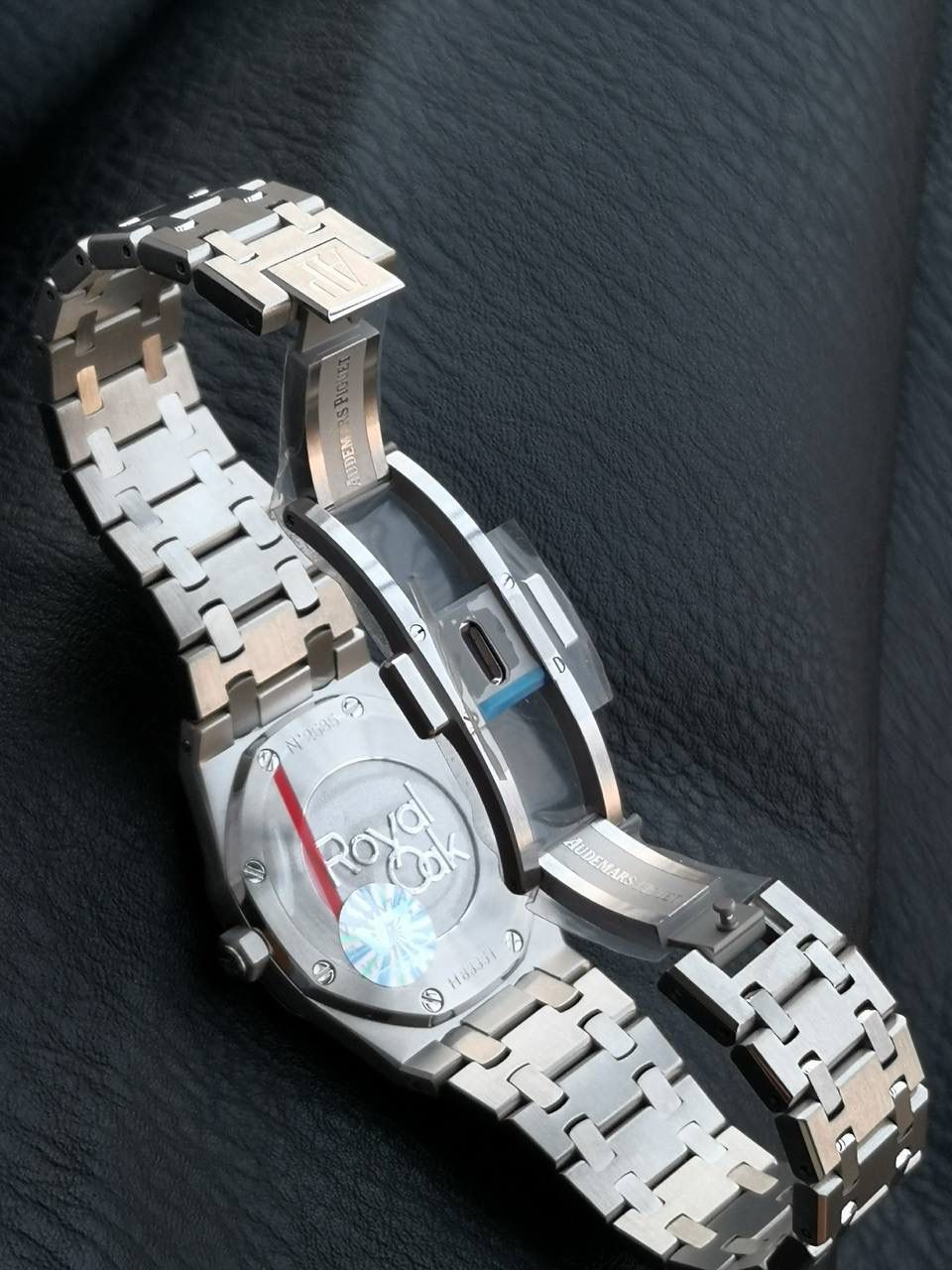 搭配的皇家橡树指针同样具有夜光功能。指针的夜光涂层能够确保在光线不足的情况下，指针的轮廓和指向依然清晰可见，与夜光时标相互配合，进一步提高了时间的可读性。 表带的各个链节之间衔接紧密且自然。在打磨过程中，工匠对链节的连接部位进行了精细的处理，使得链节之间的过渡非常顺畅，没有明显的缝隙或高低差，整个表带宛如一个整体，佩戴起来舒适且美观。有钢带与美洲鳄鱼皮表带可供选择，均为原版开模。 67651为密闭表底，表底上镌刻皇家橡树系列的英文名称“Royal Oak”字样。搭载瑞士原装石英机芯784，精心打磨加工夹板工艺，更加接近原版设计。