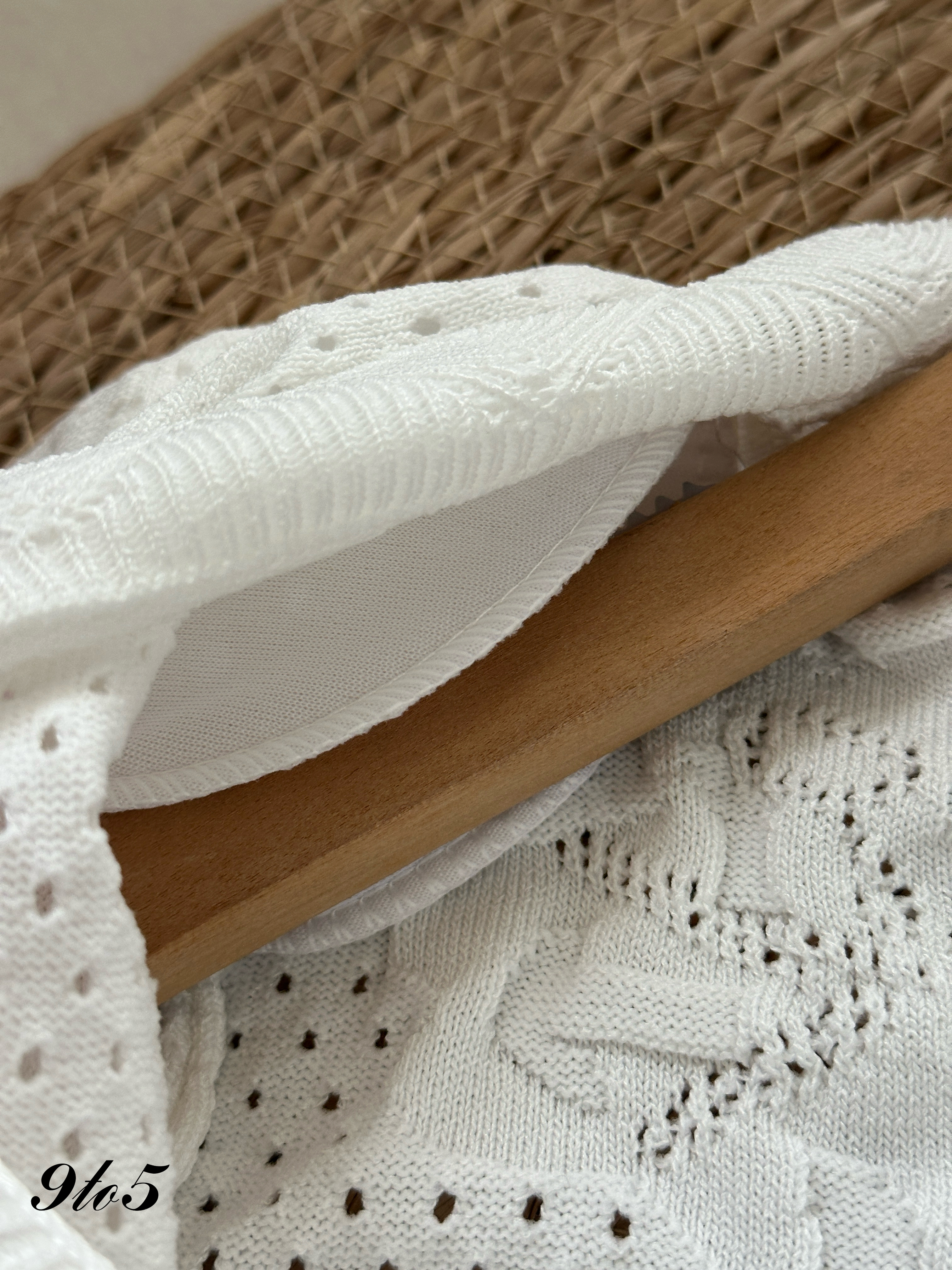 T4087 V Neck Open-knit Top - Black & White