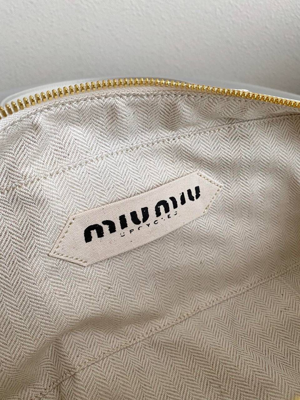 🈶拼接白 𝗠𝗶𝘂𝗠𝗶𝘂保龄球，大爆款 白色拼皮简直就是甜酷代名词！ 简约精致的设计真的好耐看 不同色系拼接有点流浪感又透着高级 色彩搭配温暖而富有层次，加上轻微的做旧 New vintage风的质感，很特别 整体造型非常慵懒惬意，保证了舒适性和实用性的同时还兼顾了美观性 时尚，非它莫属了！ 27×12×9cm #F0011m