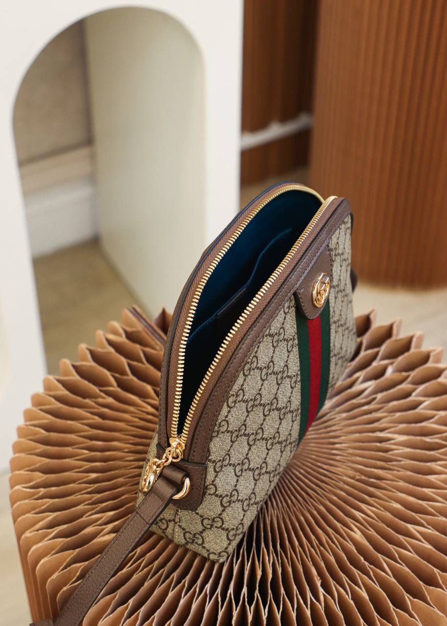 升级版𝐎𝐩𝐡𝐢𝐝𝐚 𝐆𝐆小贝壳 原厂皮#499621# ▪️尺寸：23.5*19*8𝙘𝙢▪️ ☑️𝙊𝙥𝙝𝙞𝙙𝙖系列，大家已经非常熟悉了！ 这款小贝壳在𝙊𝙥𝙝𝙞𝙙𝙖家族里面已经是元老级别的了！ 这一次，我们给大家做了全面的升级版， 更加完美演绎了它该有的还原度✅ 潮人圈里几乎人手一只， 就这样一个贝壳的造型， 不管是日常休闲搭配还是正装通勤， 都能够很好的给你一个经典的搭配风格！ 非常耐看的一只经典之王！