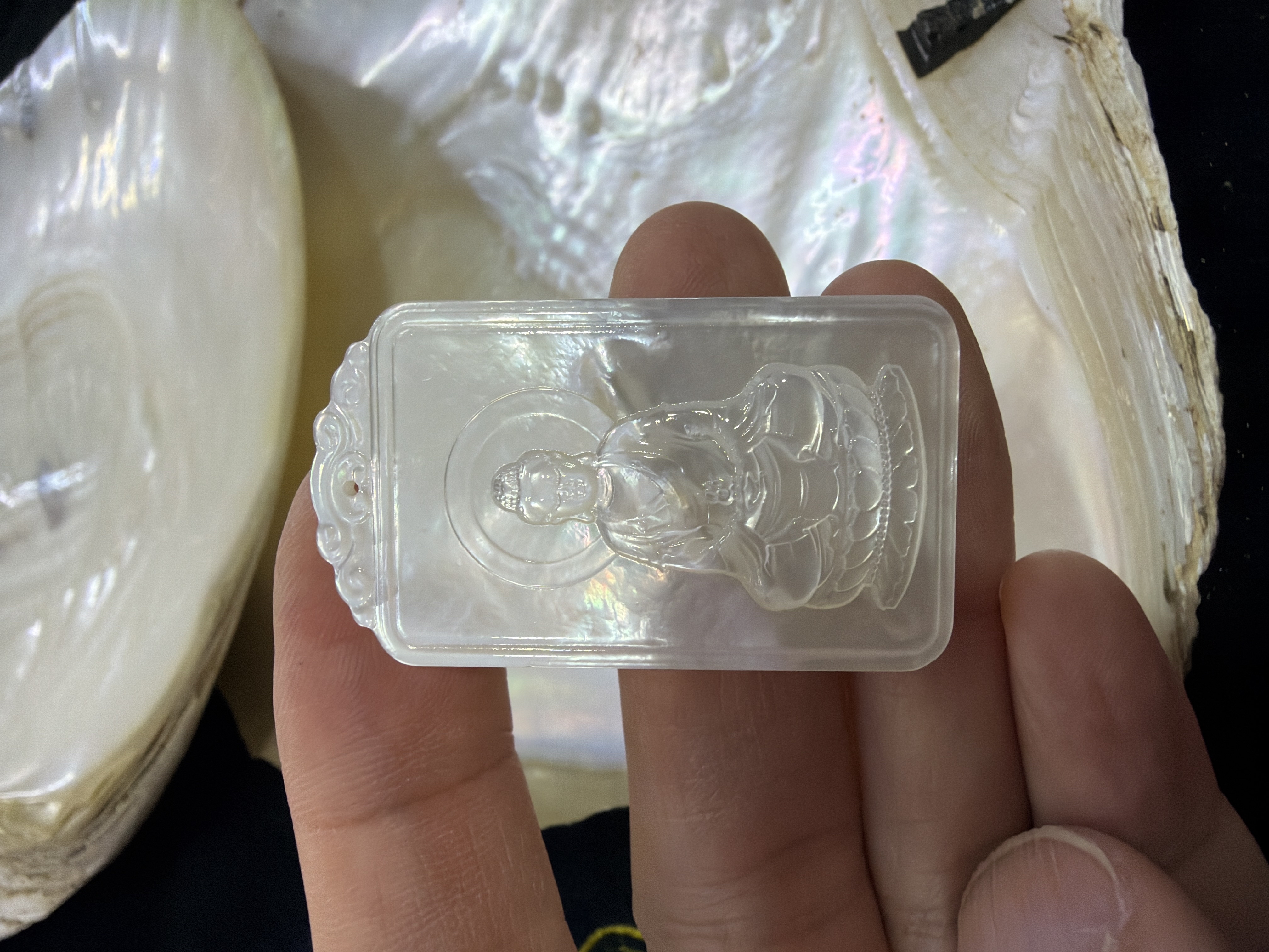 農曆新年巨獻（30%off) 印尼純天然白貝母精雕 #23 屬羊守護 大日如來4*2.3cm（會加持配頸繩）