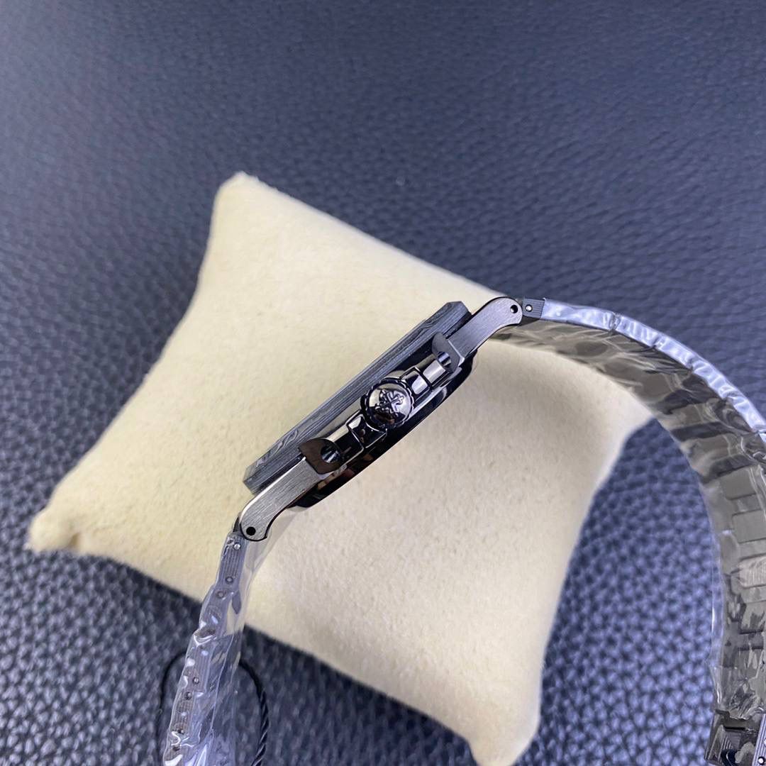 【PATEK PHILIPPE 鹦鹉螺5711 DiW 】碳纤维的美学呈现，DiW赋予鹦鹉螺5711 腕表别样的风格。DiW作为知名的腕表改装品牌，以高端的碳纤维赋予腕表全新的视觉与触觉体验，进而吸引了众多爱好者的关注。鹦鹉螺5711腕表是DiW近期的代表作，这款腕表开创了复合材料进化的新纪元，因为它在美学上结合了高端碳纤维的轻盈感和陶瓷的的光滑度。该腕表表壳采用高端碳纤维制成，并融入了不锈钢元素，黑色的整体色调与不规则纹理造型，尽显别致观感。表盘搭配时标与指针，呈现出典雅与奢侈的质感。腕表后盖采用不锈钢材料进行黑色涂层制作，视觉观感非常统一。腕表搭配的表带特别震撼，也是碳纤维与不锈钢材料组合制成，碳纤维的纹理如云似烟，让人爱不释手。百达翡丽鹦鹉螺5711经DiW重新改造制作，个性前卫，时尚炫酷，非常适合追逐个性和潮流的年轻人们！