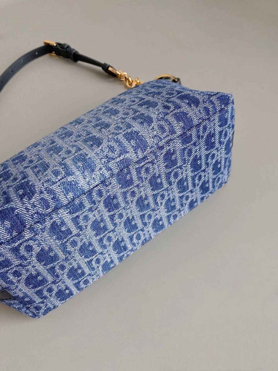 🈶牛仔蓝 𝗗𝗜𝗢𝗥 𝘀𝘁𝗮𝗿24石洗丹宁饭盒 这期的牛仔系列真的超爱！ 它的热度不亚于任何一只经典款 深蓝色丹宁➕经典的Oblique印花， 不规则石洗效果，渐变感特别且帅气 牛仔很百搭也没有什么季节性，所以这系列是既特别又经典 不怕过时 姐妹们可以放心冲！😍🔥💕 28.5×14.5×10cm #6803m