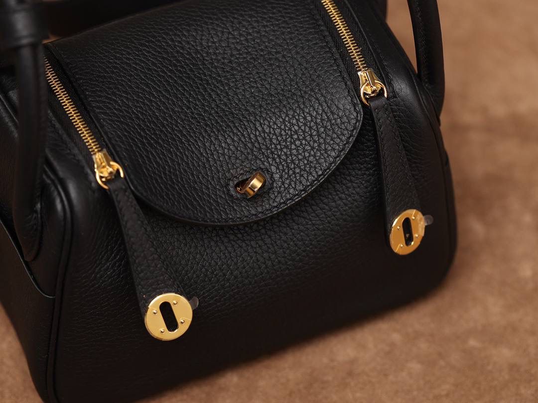 Hermes 爱马仕 Lindy Mini 19cm 黑色金扣👜✨ Lindy 独家渠道货 独家欧洲原厂皮原厂五金组装的ZP尾单货 尺寸：19*12.5*9cm Lindy是采用原厂的正品TC皮，什么是TC皮？ 爱马仕专用的clemence,简称tc皮，是Hermes最受欢迎的皮革之一，颜色会比Togo少一些，但是纹路比Togo细腻，含油更高，更软，因此稍稍有些下垂感的特点。