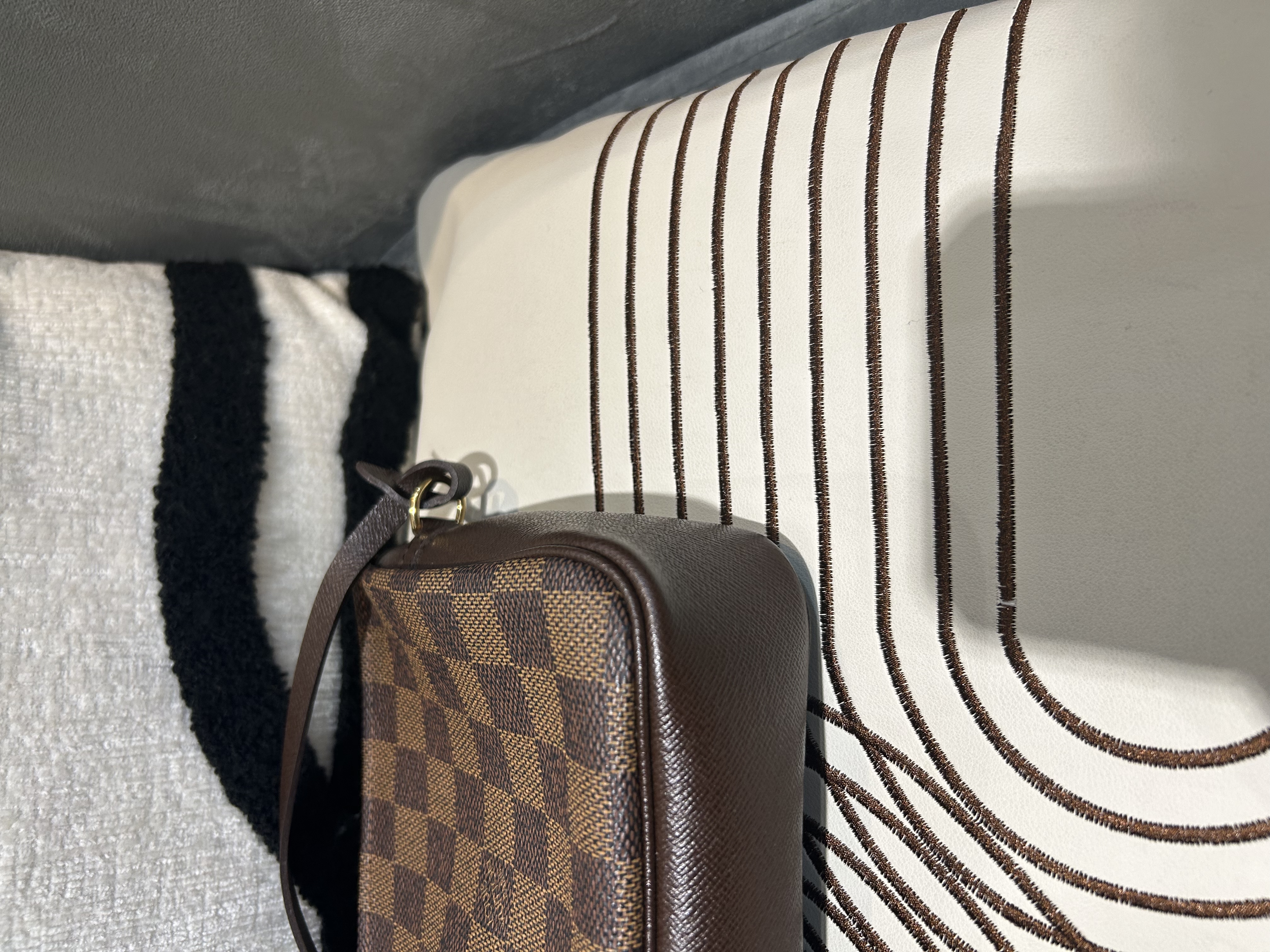 LV Damier Ebene Pochette 100%Authentic, 95%New