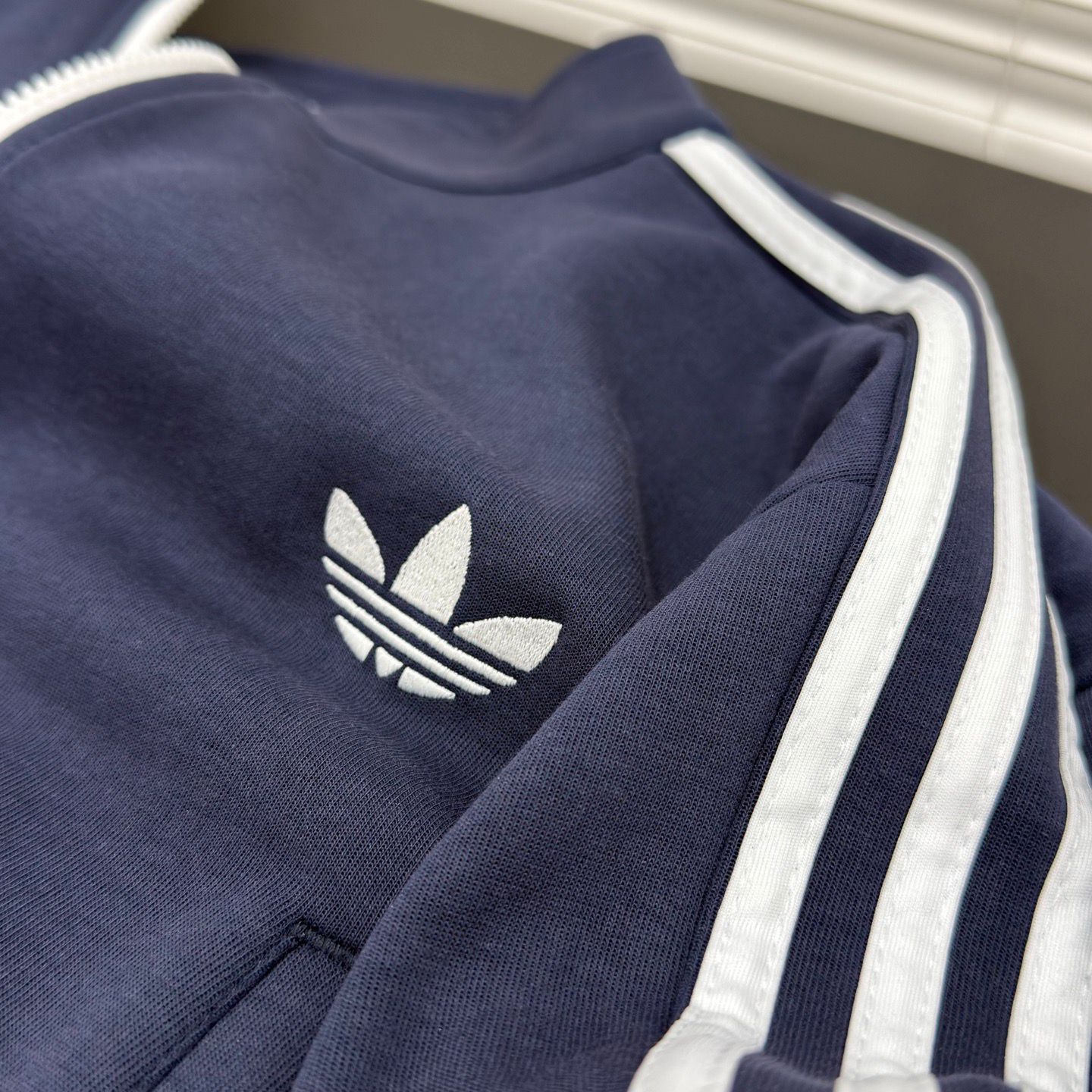 $199套。Adidas純棉刺繡拉鍊套裝拉鍊外套➕半裙 裙內有打底褲🫶🏻