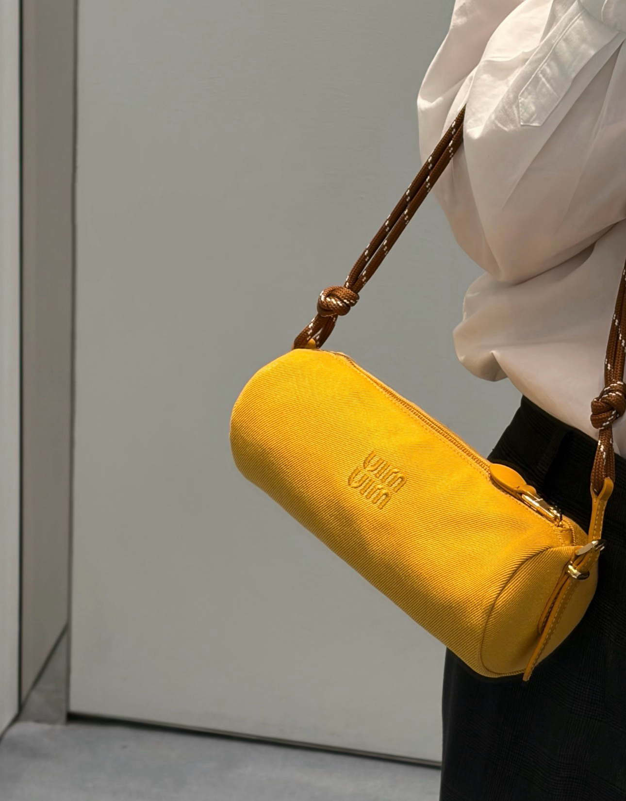 新款🆕 訂貨📮 MIUMIU黃色圓筒袋  Size 22x9cm