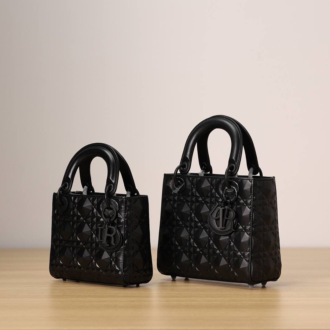 三格、四格独家渠道 钻石纹切割面戴妃包👜✨ 三格尺寸：17 x 15 x 7 厘米 四格尺寸：尺寸：20 x 17 x 8 厘米