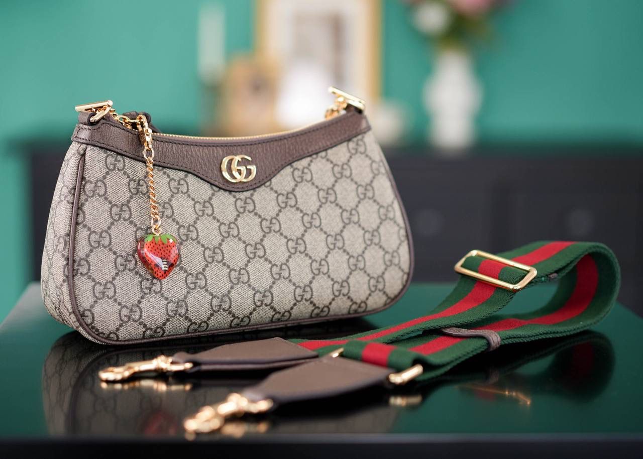 🥯Ophidia系列小号手袋 草莓包棕色 25cm 这款草莓包惊喜感非常强， 经典的元素搭配小巧可爱精致时髦挂饰， 金属链条和经典红绿织带，复古感十足且百搭， 可爱又别致的小草莓是点睛之笔， 整个包包很轻便，特别好背呢~ 官方款号 735132 尺寸：25x15x6cm