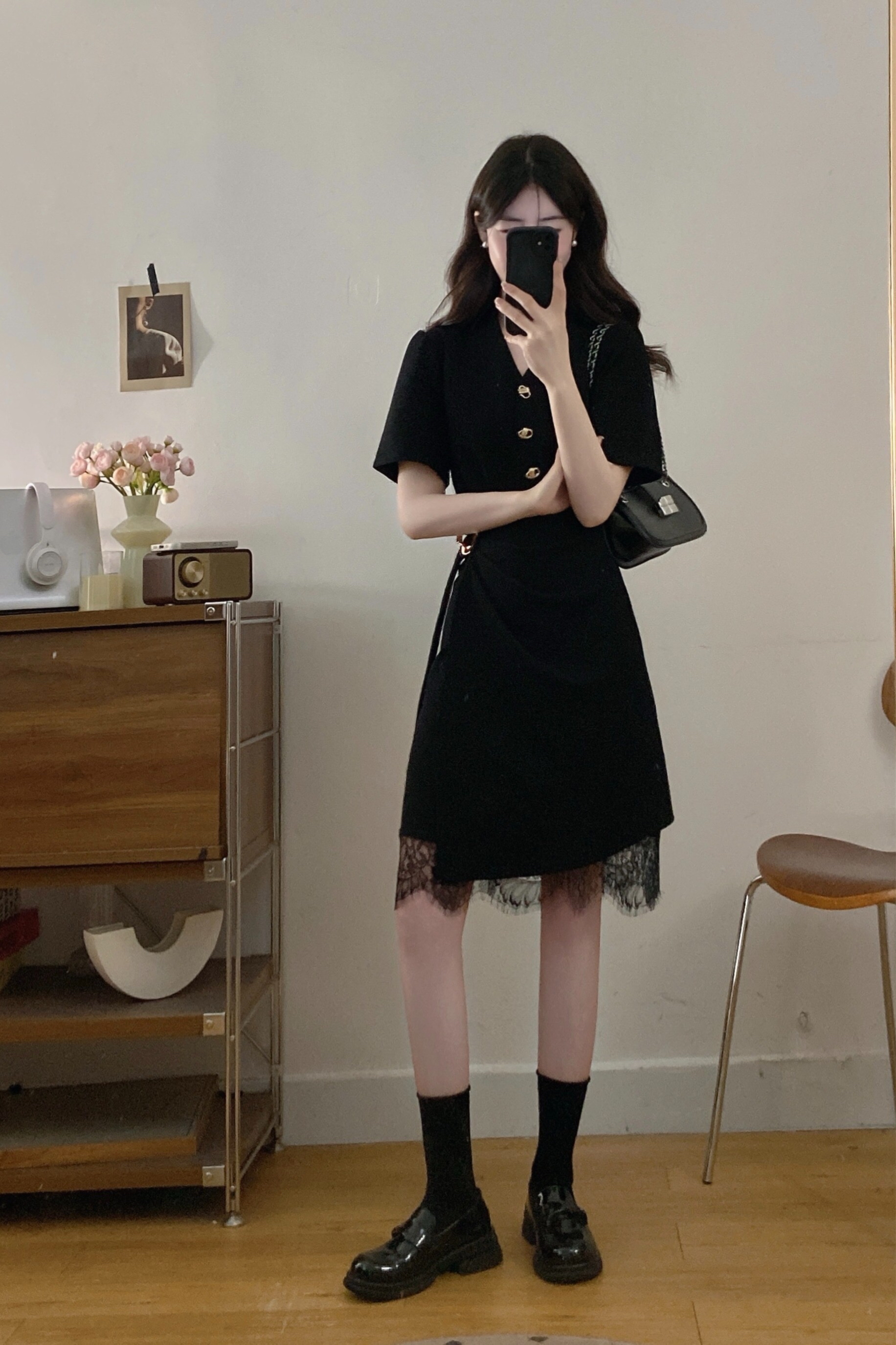 B128(3099短) 短款法式前半不规则金钮腰边大金扣下摆拼蕾丝黑连身裙 