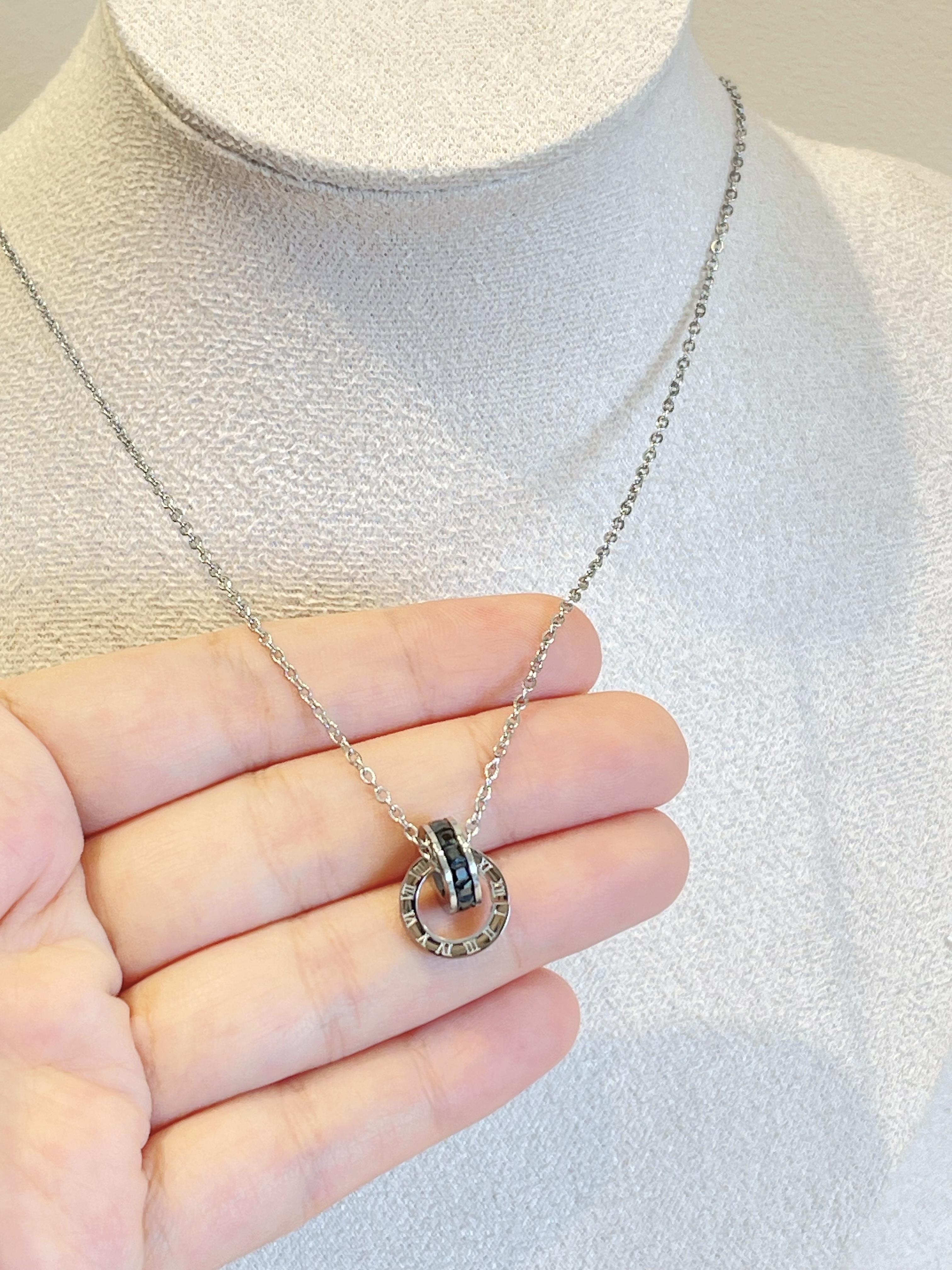 罗马数字环环相扣黑色锆石钛钢项链