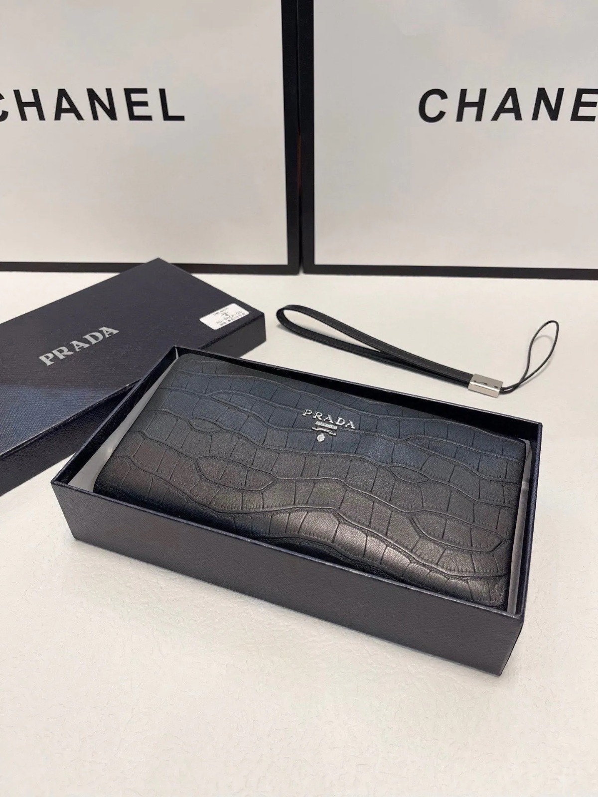 Prada 鱷魚紋男士牛皮長款手拿包
