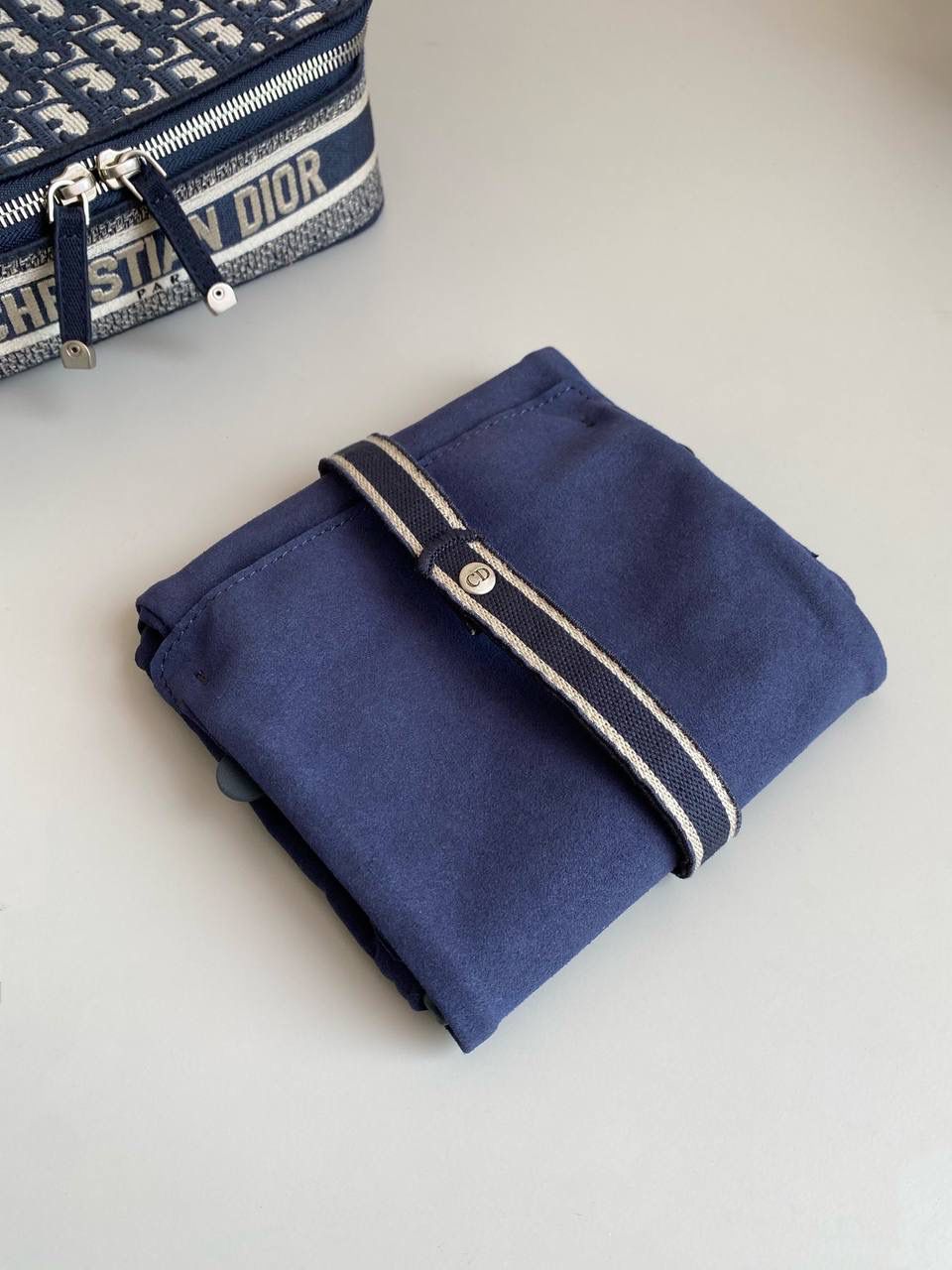 🈶化妆包，小号 𝗗𝗶𝗼𝗿 𝗢𝗯𝗹𝗶𝗾𝘂𝗲化妆包/洗漱包 每个女孩子都需要拥有的超级能装化妆包！经典的老花帆布刺绣颜值超高 ，容量巨大到瓶瓶罐罐都没问题！边惊讶边感叹这也忒能装了！旅行在外一包搞定！便捷式手提设计日常还可手拎凹造型不要太酷了！ 22.5×16×8.9cm #M913m