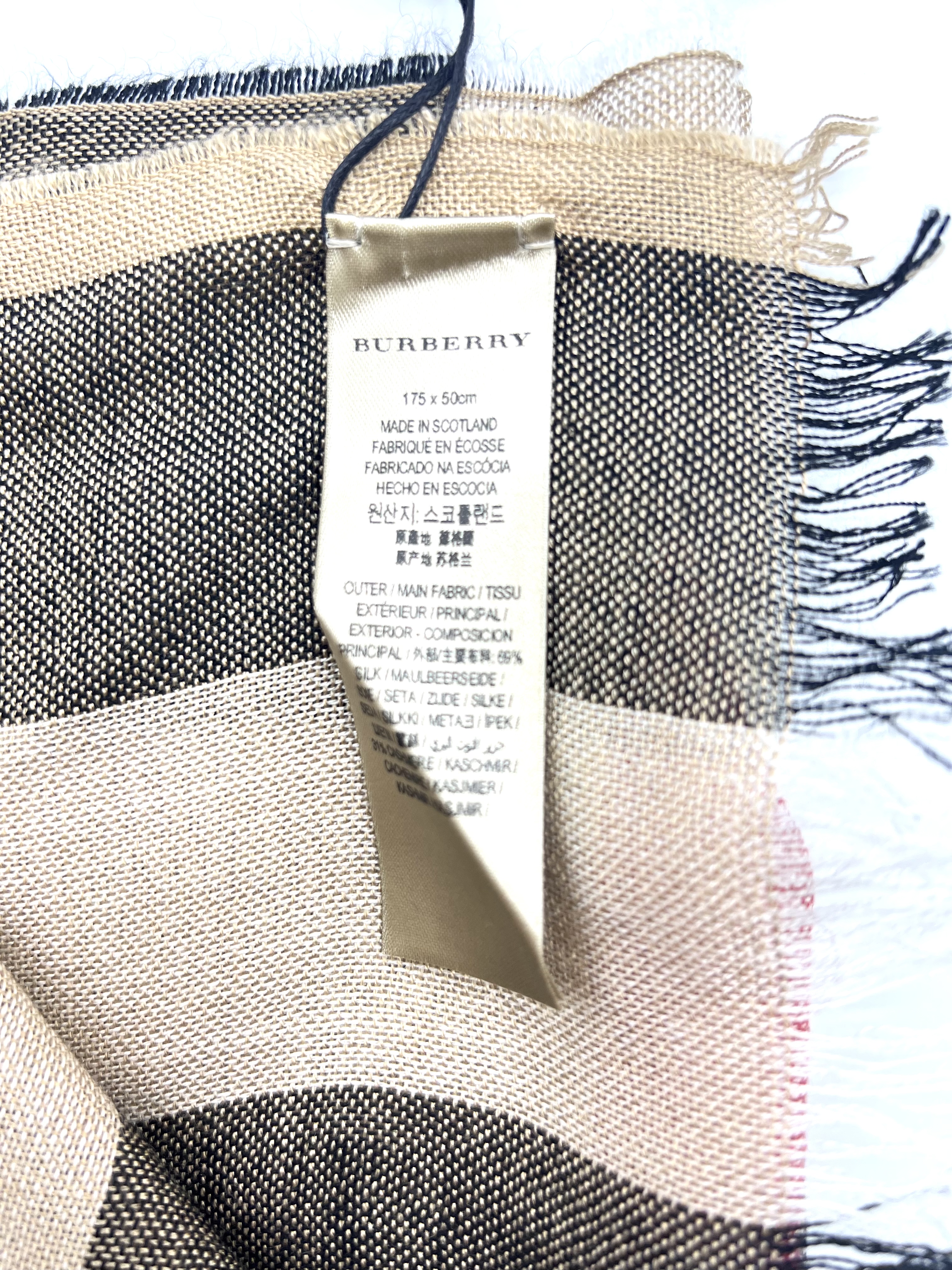 Pre-owned Burberry scarf / Product Code: 26042627