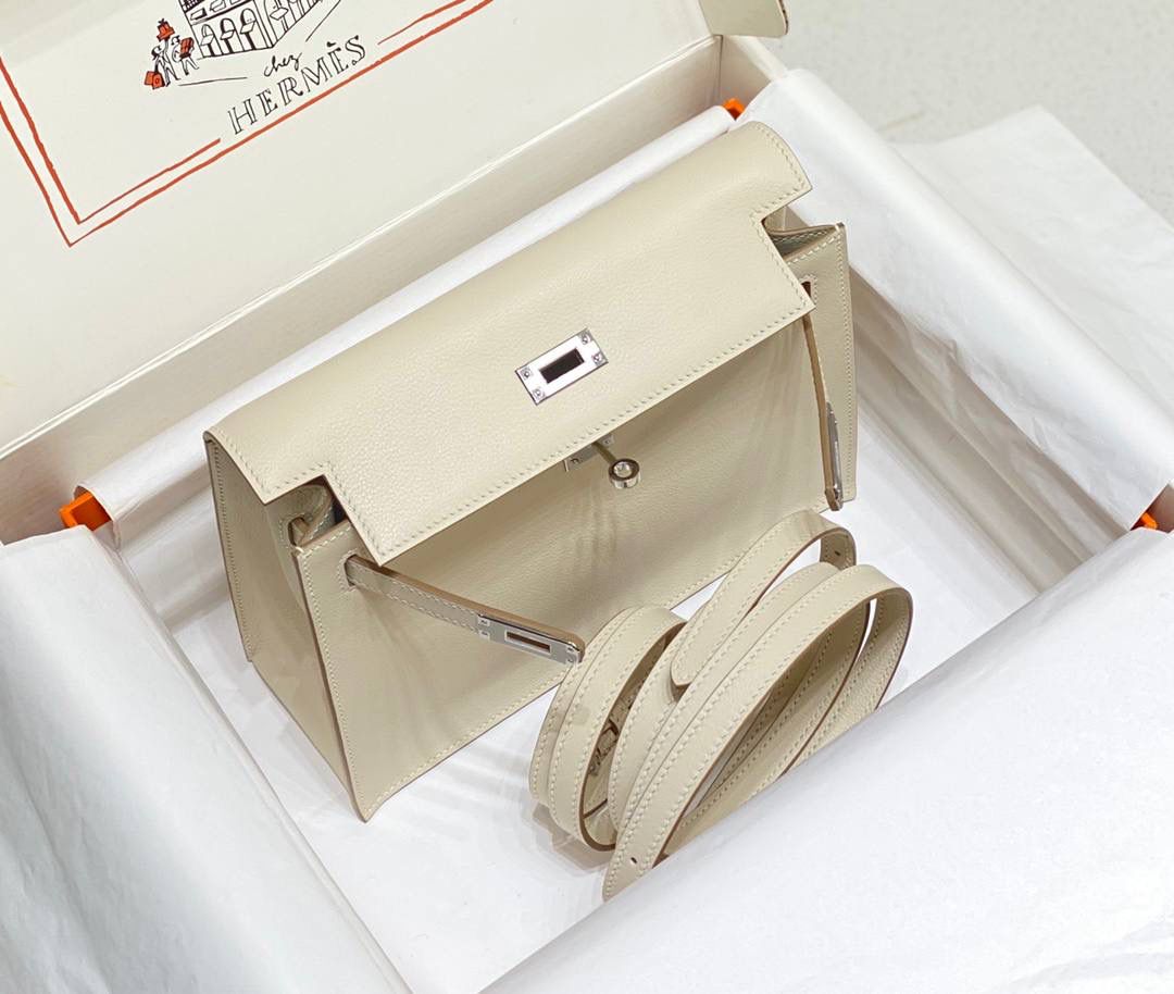 『奶昔白·银』 ‘’Kᴇʟʟʏ ᴅᴀɴsᴇ • Evercolor 🎀 时尚圈就是一个圆！ 最厉害的就是六种背法： 斜背、侧背、肩背、腰包、背包、手包 集美们一定要安排起来‼️ 22Cm