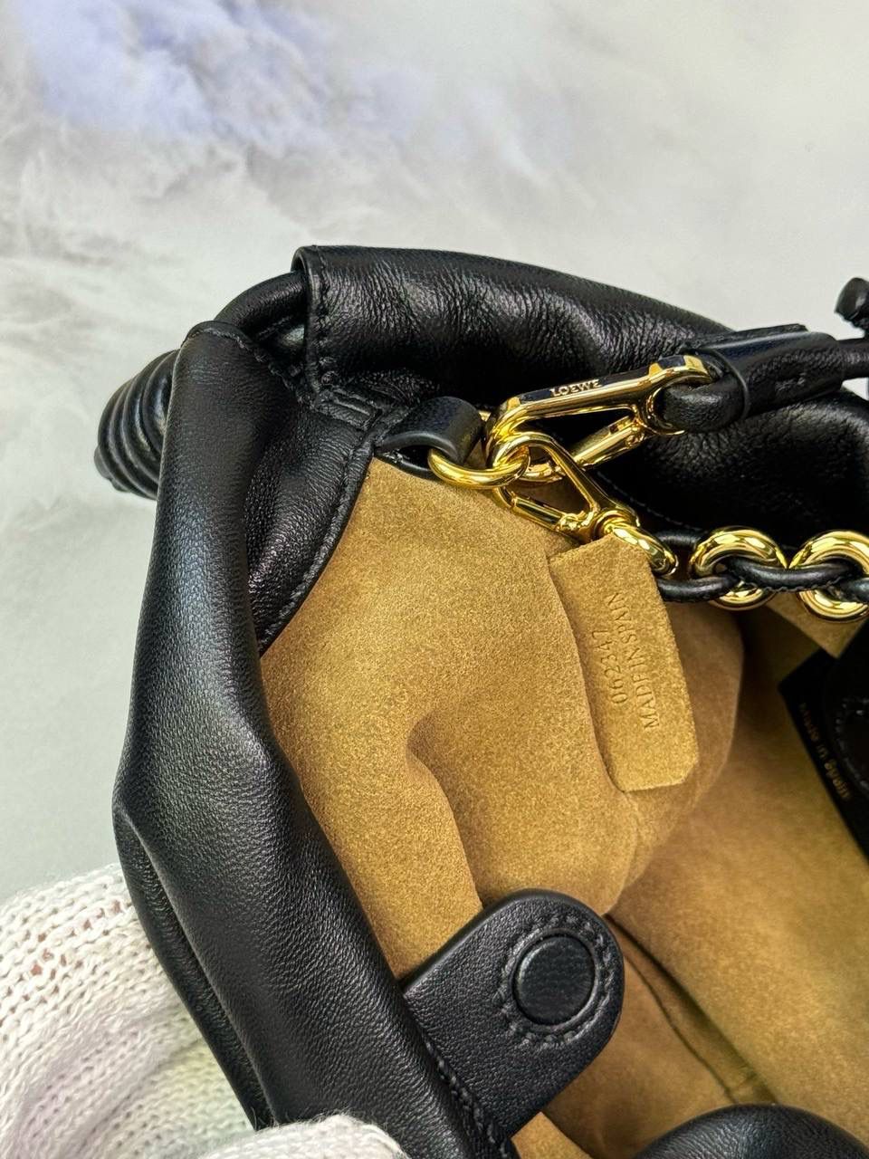 🎈迷你链条款𝙁𝙡𝙖𝙢𝙚𝙣𝙘𝙤 𝙋𝙪𝙧𝙨𝙚羊皮 ——【黑色】 尺寸：𝟐𝟑.𝟓-𝟓-𝟏𝟕𝐜𝐦 编码：062347 👉🏻延续福袋收缩绳褶皱设计，羊皮包身手感细腻柔软❤️ 👉🏻链条肩带➕皮肩带的双肩带设计，时尚百搭，给足了集美们多样化的选择。肩带可拆卸可调节，磁扣开合，正面烫金𝙇𝙤𝙜𝙤，呈现出高贵典雅的视觉感😍 👉🏻独家背景➕独家品质➕独家全套砖柜礼盒套装，市场高端品质皆在我手✌🏻