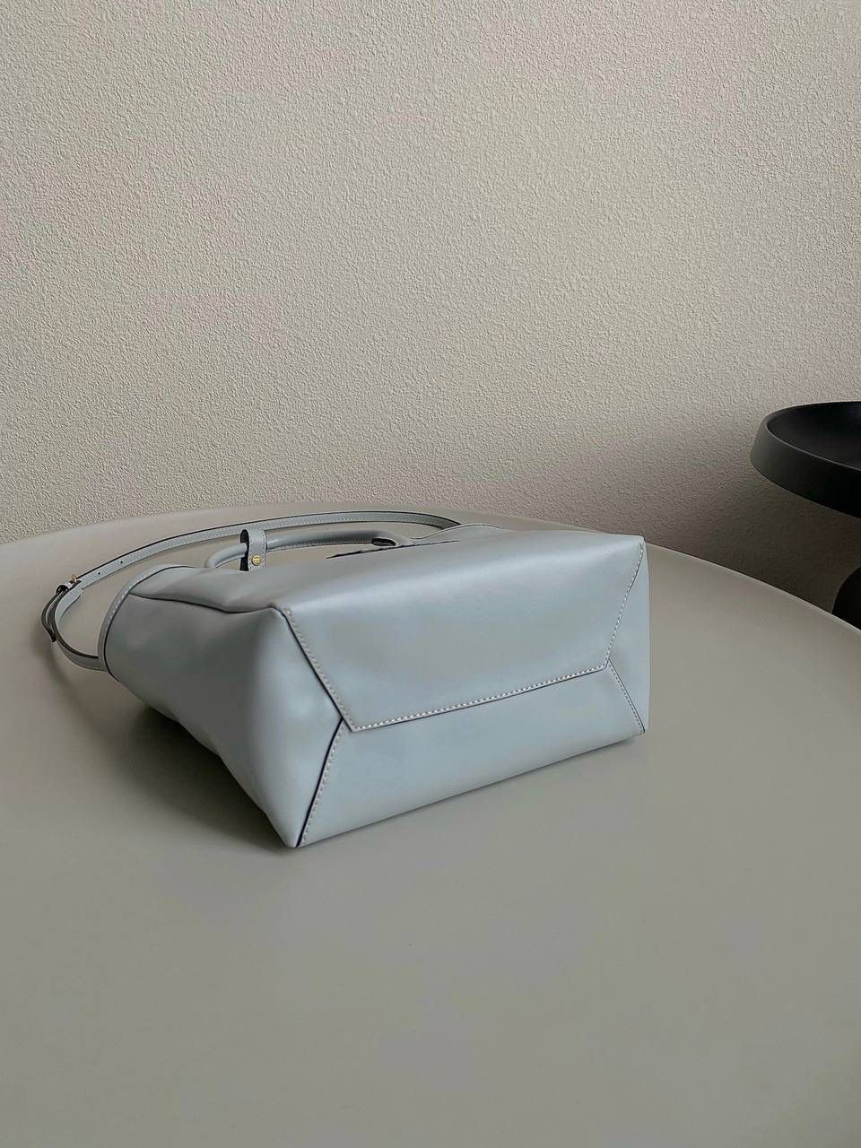 🈶冰蓝小号 𝗠𝗶𝘂𝗠𝗶𝘂托特！！ 近年miu家真的很会，都是心头爱 慵懒惬意的敞口托特搭配弧形包口 同色系浮雕logo低调又高级 软而不塌的全牛皮质感绝！ 中号大气的包身，男生女生都能驾驭 随时随地的凹造型 小号可以斜挎 小巧可爱，可太适合霓虹妹了 被痕痕拿捏住了🤙🏻 22×12×32cm #F0120m