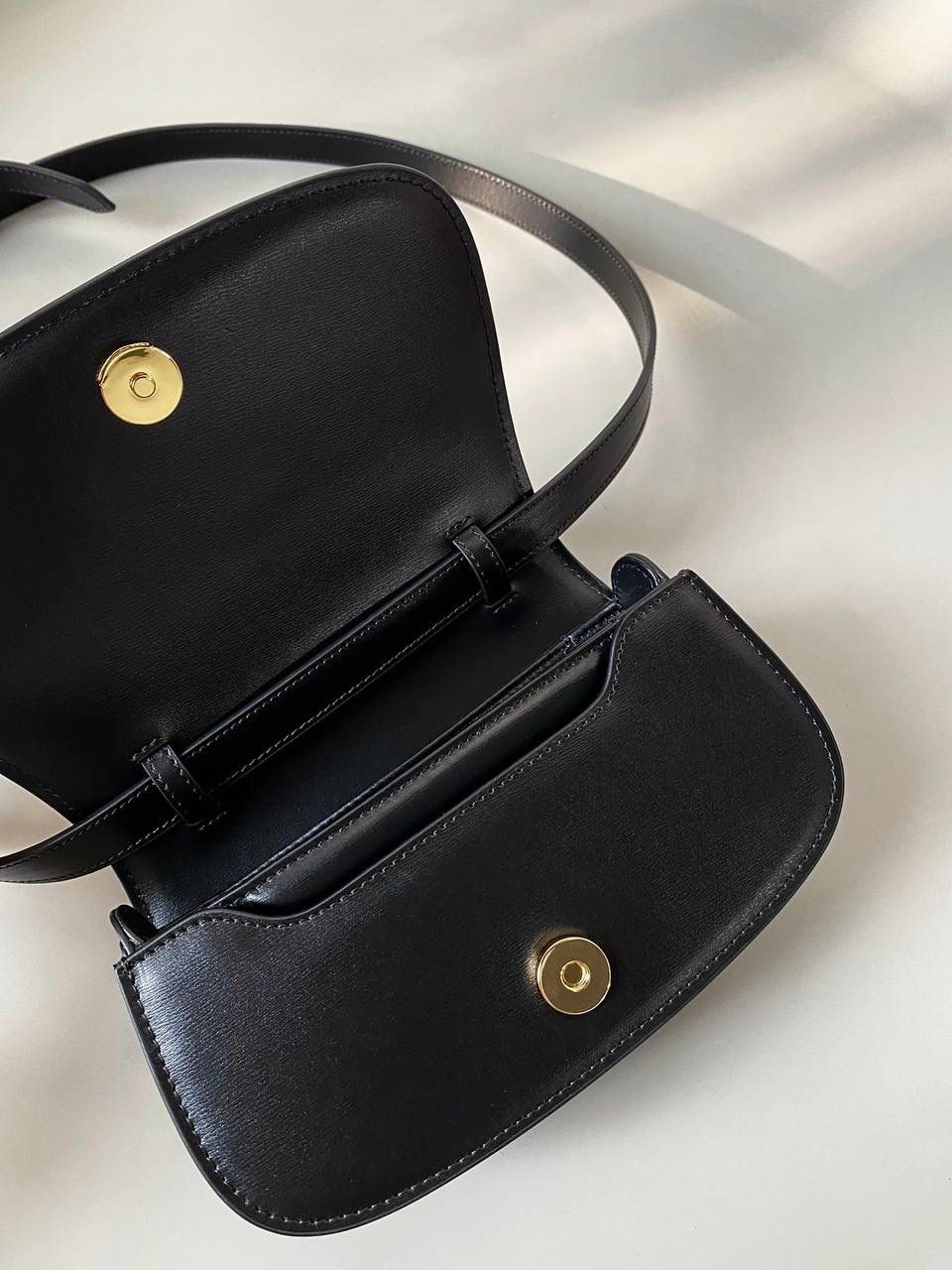 🈶 黑色小号 💙 Dior Top Handle 蒙田30 ✨ 自带手柄＋可调节肩带， 手拎👜 / 肩背 / 斜挎 都可以～ 但我个人最爱它的内里设计 💭 多隔层真的很方便，用起来很顺手 😆 📏 尺寸：19 × 9 × 8 cm