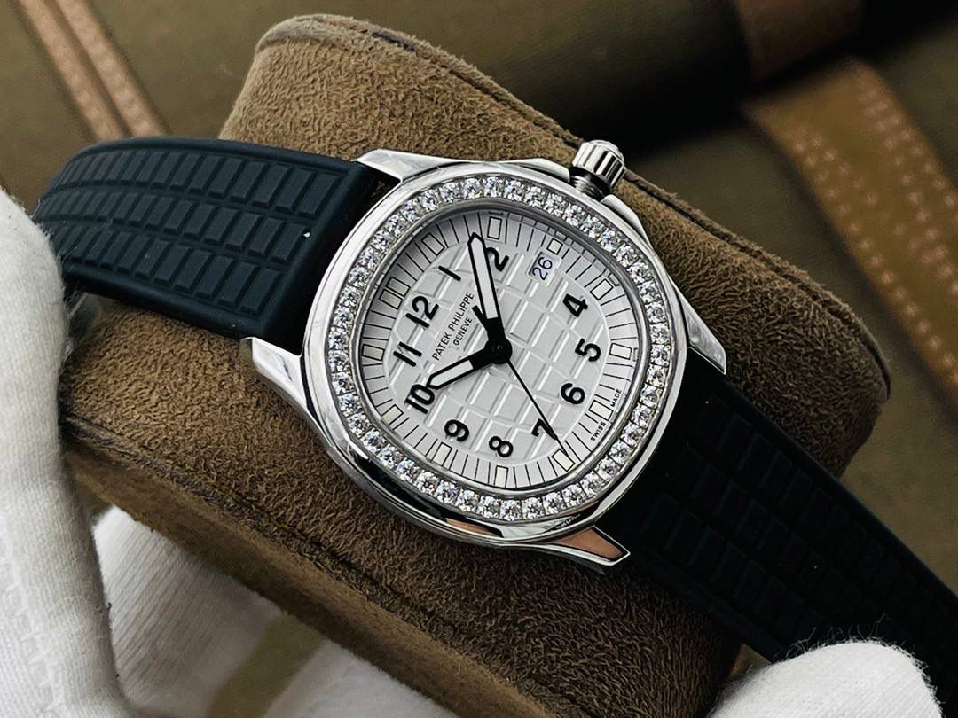 最强版本来袭 百达.翡丽AQUANAUT女装款石英系列，打造市面最佳副本，带来全网最佳体验，英姿飒爽，典藏奢华！欢迎女神品鉴！ 1⃣️【表壳】 1.腕表尺寸35.6 毫米X 9.5毫米！圆润的八角形表壳与原装一致，保持着复古的造型和精湛的做工。 2.旋入式把头设计和实心底盖结构吻合与原版。 3.表圈镶嵌46颗顶级施华洛世奇水晶（1克拉）表壳镶嵌88颗顶级施华洛世奇水晶（1.91克拉） 2⃣️【精彩细节】 1.采用与原装一致的天然复合橡胶（Tropical）材质，经久耐磨，可抵抗海水侵蚀和紫外线辐射。 2.完美克隆Aquanaut经典式折叠式表扣，即使在非常细小的拐角处上也做有倒角润饰，确保还原正品般的舒适感。