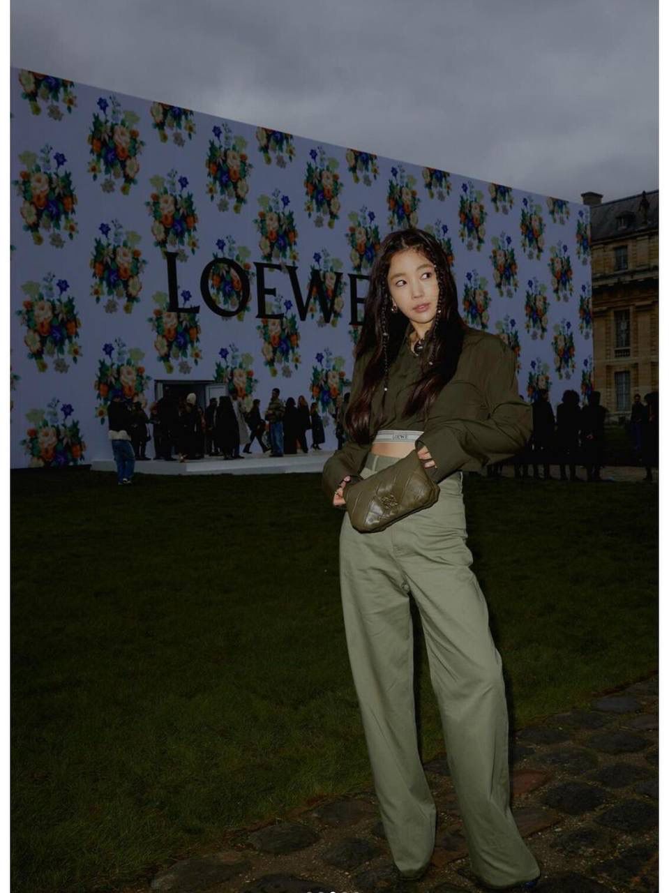 👉🏻羊皮【𝘗𝘶𝘧𝘧𝘦𝘳 𝘎𝘰𝘺𝘢】 —深卡其绿❤️ 编码：012122 尺寸：𝟐𝟑-𝟗-𝟏𝟕𝐜𝐦 ❤️采用轻柔纳帕小羊皮，经过裁剪、缝制和手工编织制成，内里一个主要隔层，一个拉链口袋和一个插袋。 ❤️配有可拆卸的金属甜甜圈链条和一条可拆卸可调节的皮革带子。可肩背和手拿