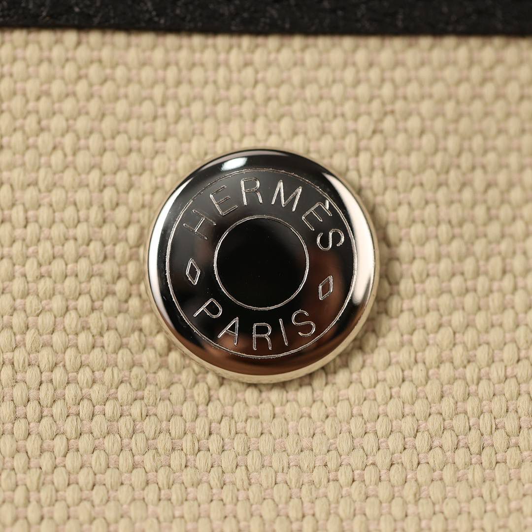 Hermes 爱马仕 Garden Party 30 布配黑皮花园包👜✨ 尺寸：30*20*13cm 配皮面料是采用法国原厂的Togo皮，纹路清晰，颗粒感饱满，手感细腻，扑鼻而来的香味，爱不释手 版型真的是决绝子 喜欢大包的就入手吧 绝对不后悔的一款大购物袋😍💕