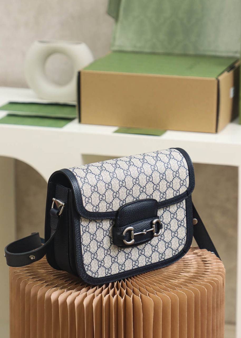 新配色𝟏𝟗𝟓𝟓 小号系列 #602204#原厂皮 YY# 🔷尺寸：25*18*8cm 超人气的𝑯𝒐𝒓𝒔𝒆𝒃𝒊𝒕马衔扣复古系列，这一季的新配色 米灰色搭配神秘蓝，把当红王炸款 马鞍包再次推上新的颜值高度。经典元素自带的复古路线，搭配上新配色， 不仅复古感十足，还时髦感十足， 简直就是复古与现代时尚的新碰撞💥一直被称为“必备单品”实力推荐这只新配色！颜值一眼深得人心！