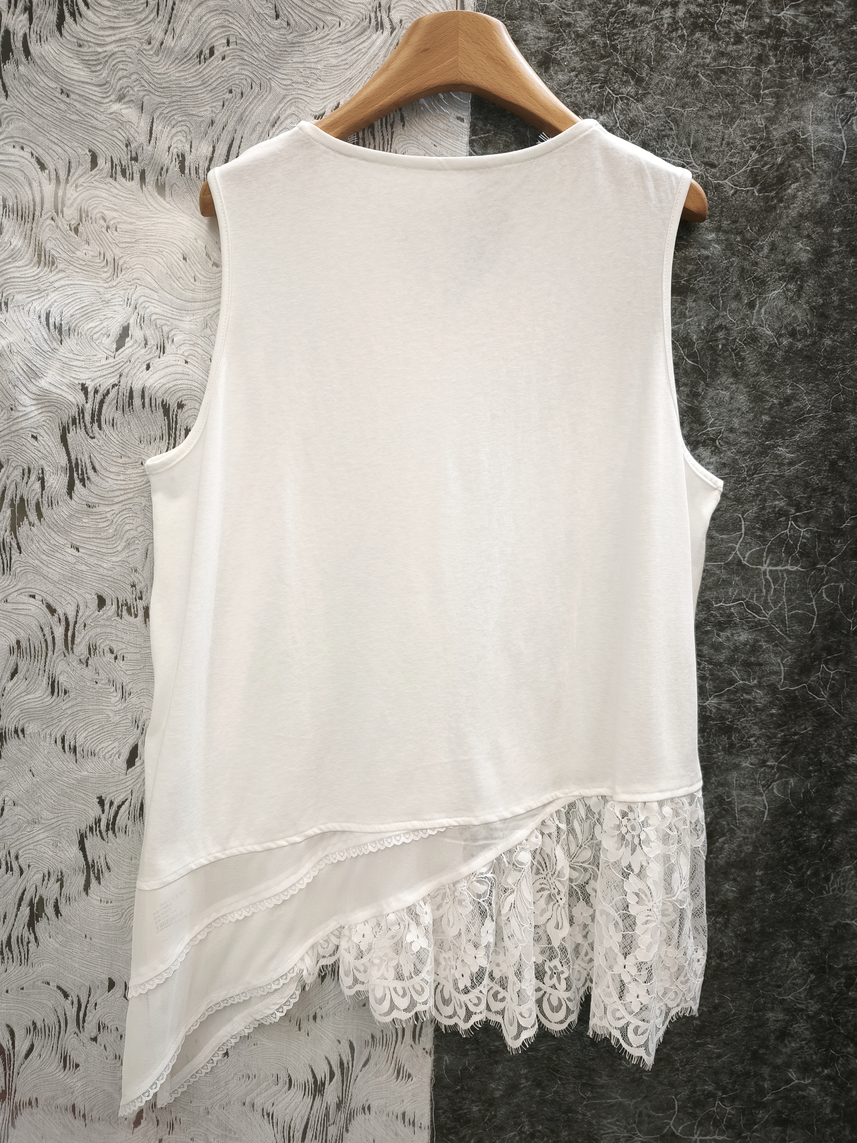 百搭蕾絲V領打底