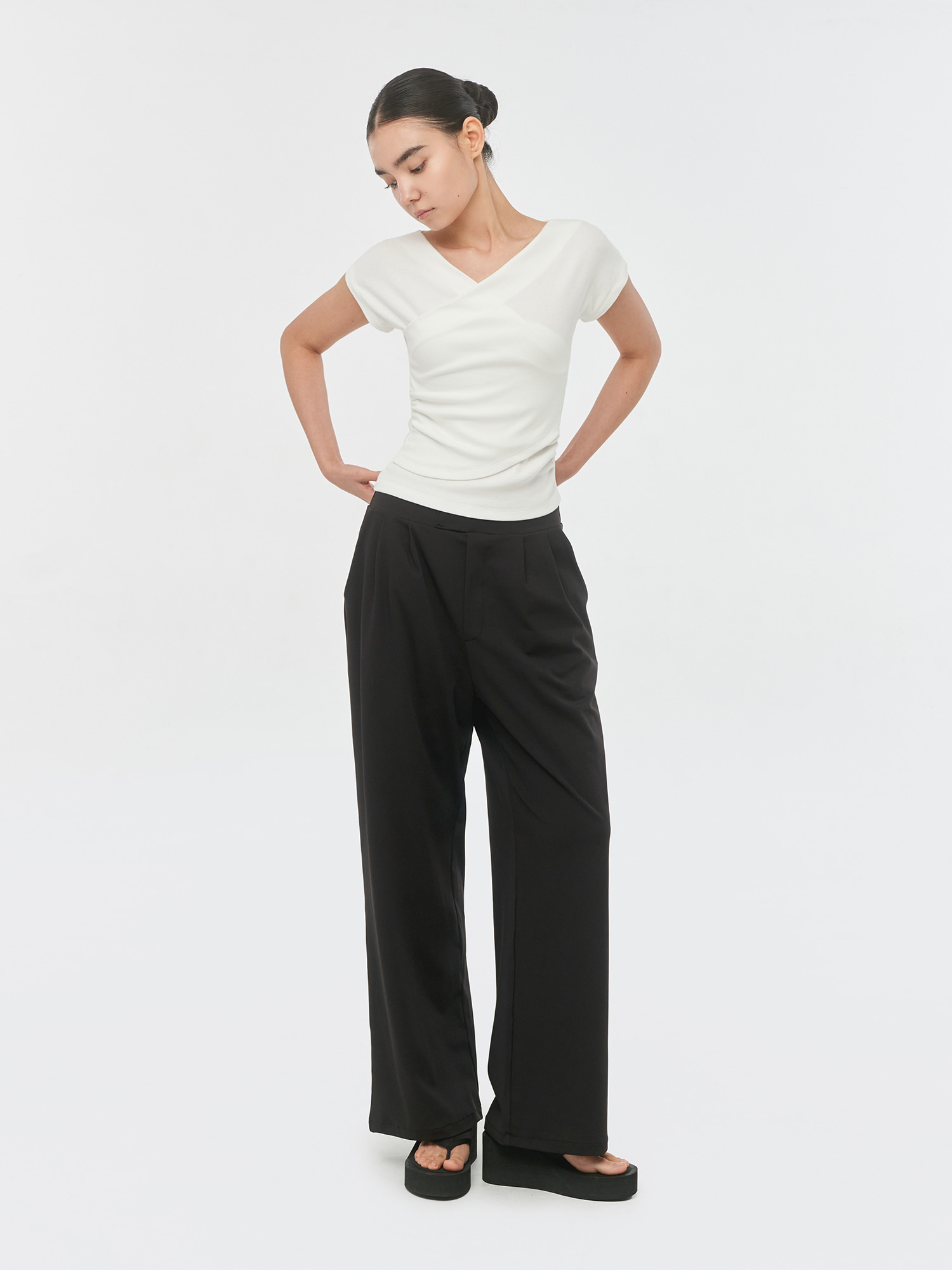 預購_V-neck Ribbed Shirred T-shirt by Conch