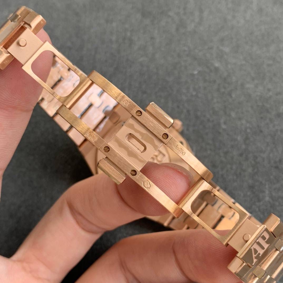 🚀连专柜都很难买的AP女款到货啦！皇家橡树系列中的女士腕表，其官方型号为67651ST.ZZ.1261ST.01，皇家 橡树系列独有的八角形外观还拥有a p独特的设计风格也将女士优雅风格融入其中，深受女士们的爱戴，即使只有33毫米的小尺寸，也将爱，，彼独有的纯净美感与刚毅线条展现的淋漓尽致。 而镶满钻石的表圈也为佩戴的女士增添了更多的柔美。搭载瑞士石英机芯、拥有实用的日历显示功能‼️