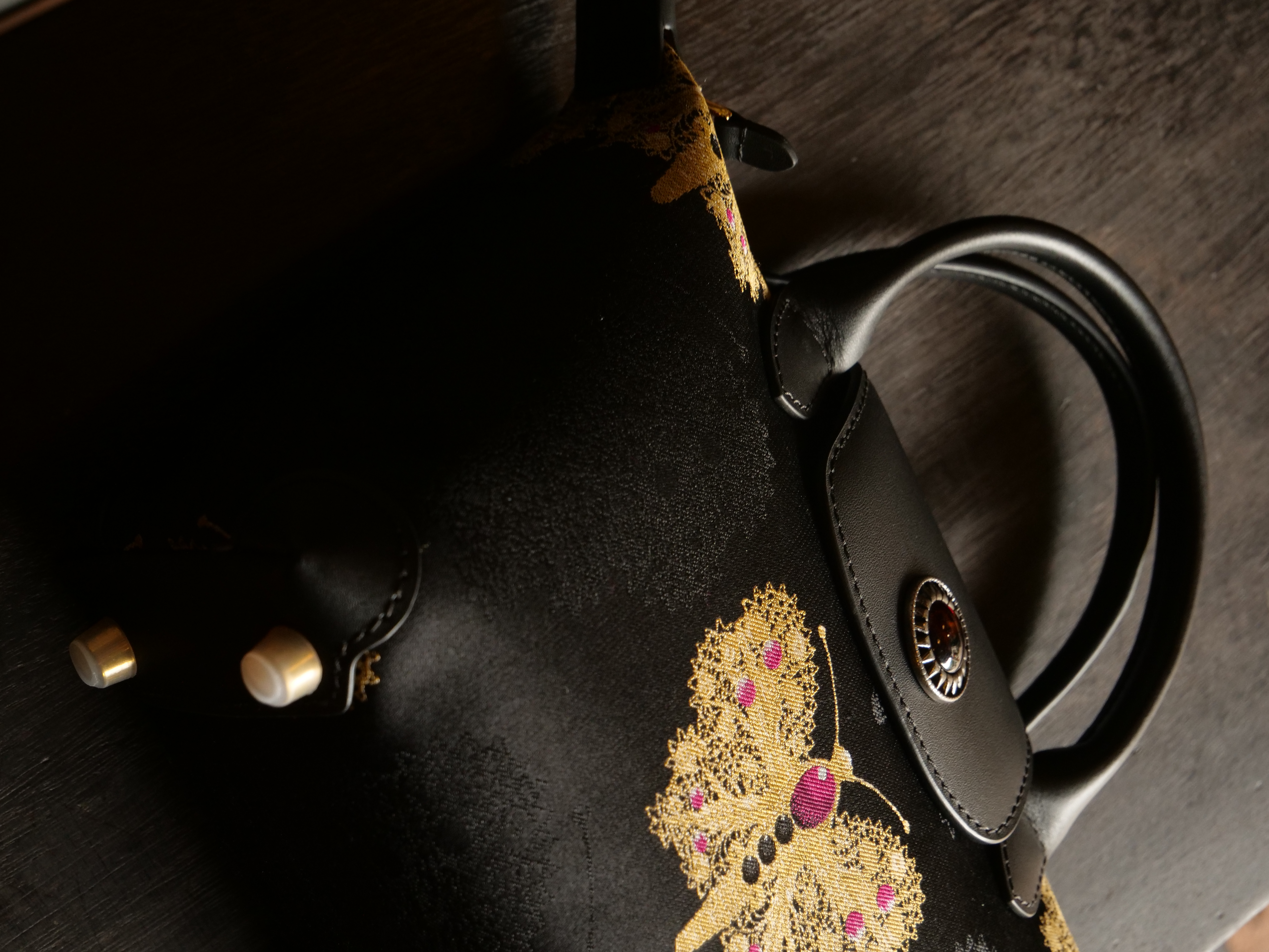 宋錦∞黑金紅蝴蝶牛皮小號手袋。上久楷