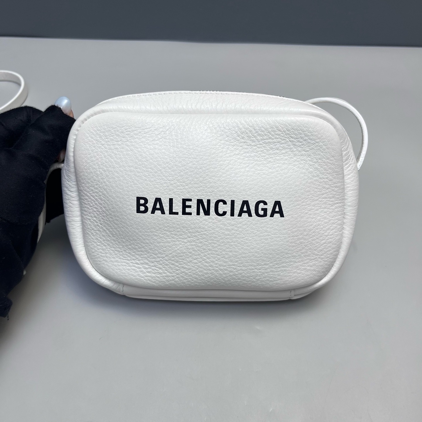 【預訂貨品】巴黎世家白色全皮相機包