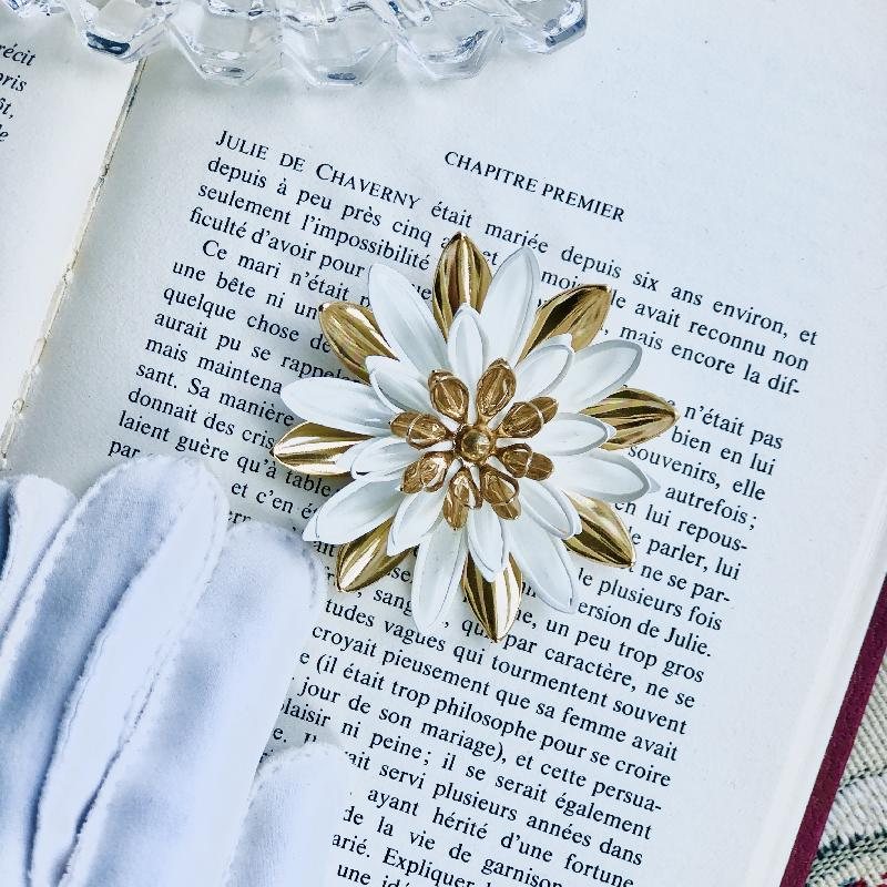 C.a. 1966 Sarah Coventry "Water Lily" Made in Canada Golden and White 3D Floral Brooch (MT1817)
