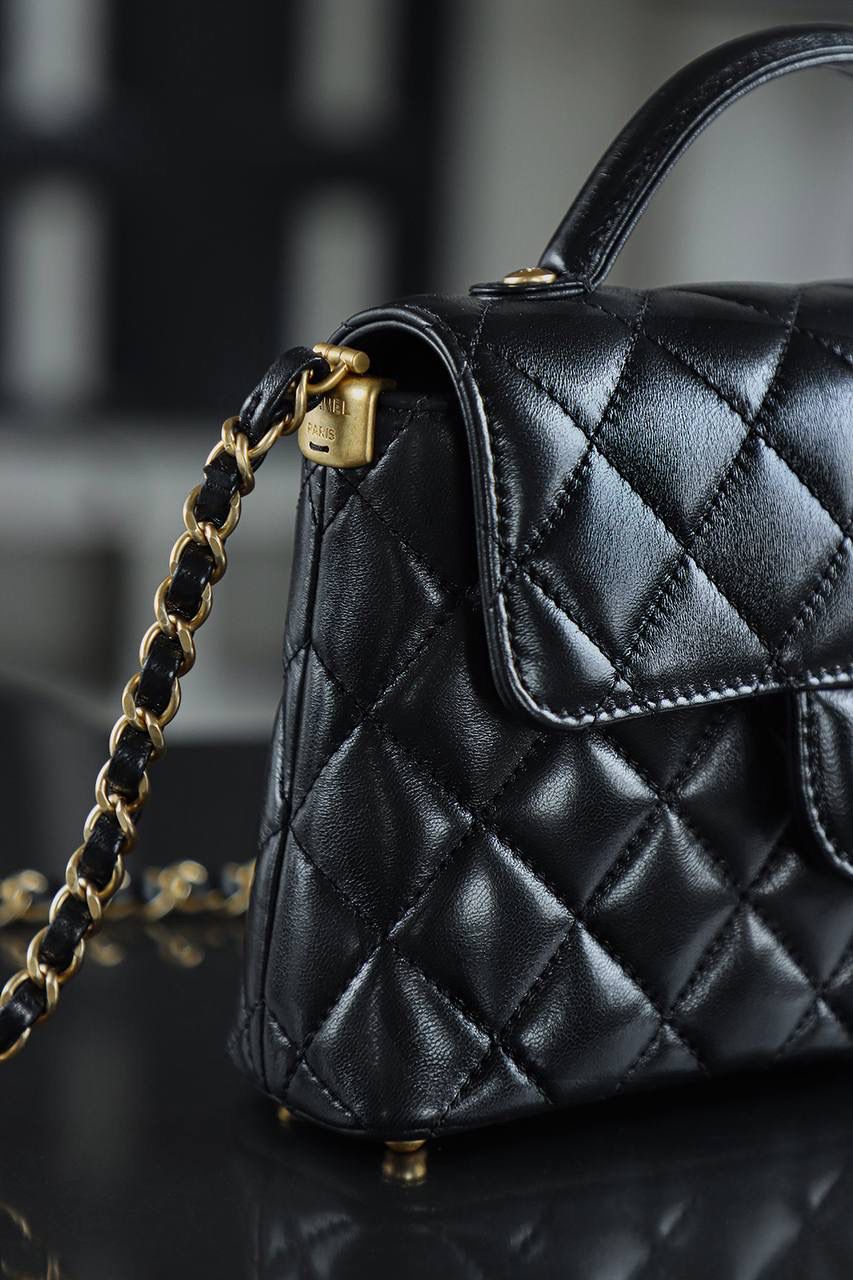 25P豎款 Kelly小號鑒定版 👜 一包一碼 支持全球鑒定查驗身份證原廠專G GR原廠皮料過關清單資料可査詢 經典的菱格紋搭配復古金，每一處細節都透露著香奈兒的奢華與優雅！ 包身線條流暢，豎版設計獨特又吸睛，完美展現女性的柔美與幹練！ 五金：全銅復古金 皮料：GR原廠亮羊皮 尺寸：14*20*5.5cm