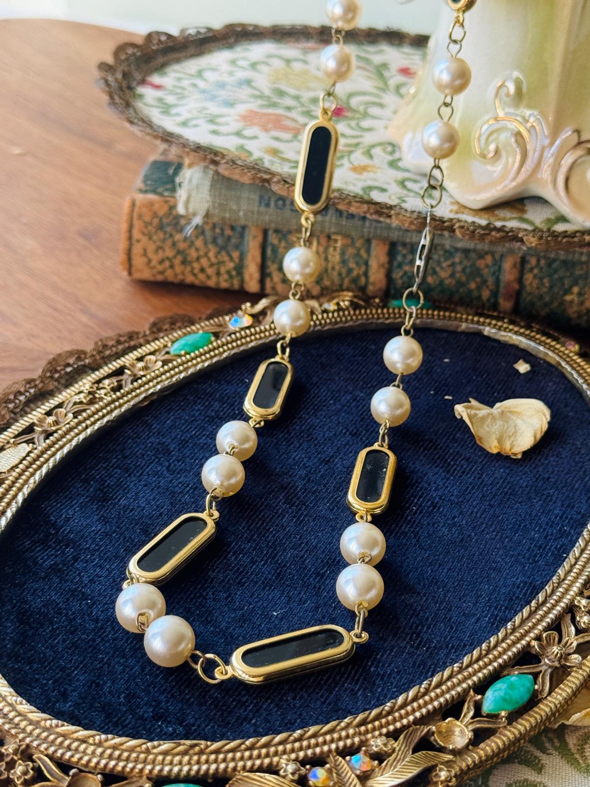 Vintage C.a. 1980s Black & White Long Necklace (MT2651)