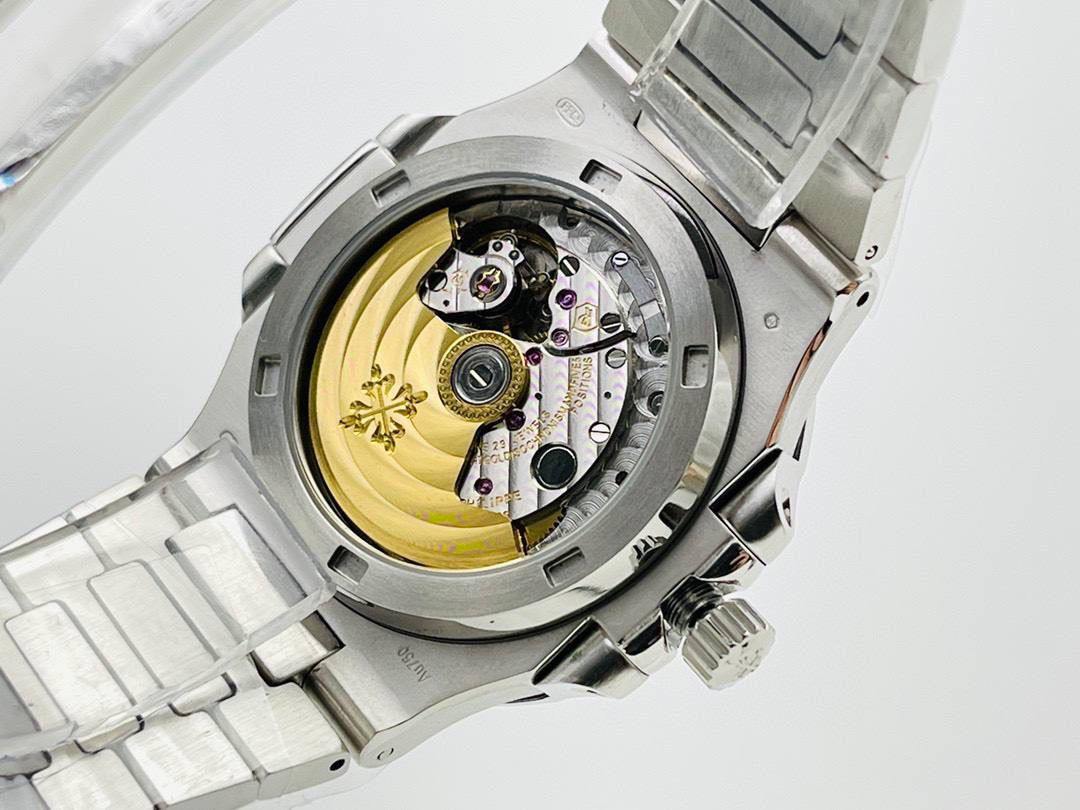 百达翡丽PATEK PHILIPPE优雅运动系列5711/1A鹦鹉螺，钢表之王，全网最佳解毒方案！细节方面： 1⃣️直径40毫米！ 2⃣️搭配定制版机改Cal.324自动机芯。 3⃣️316L定制级人体工程学表带！ 4⃣️钢带圈口珠是钻石型的，与正品相结合。